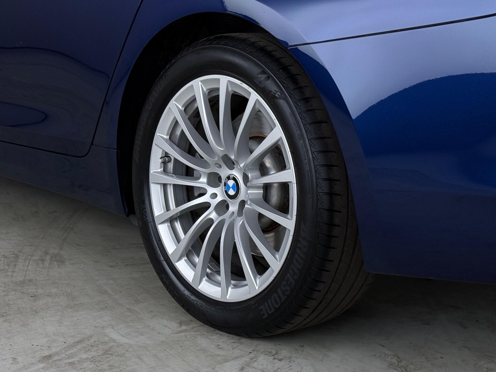 BMW 5 Series view 9