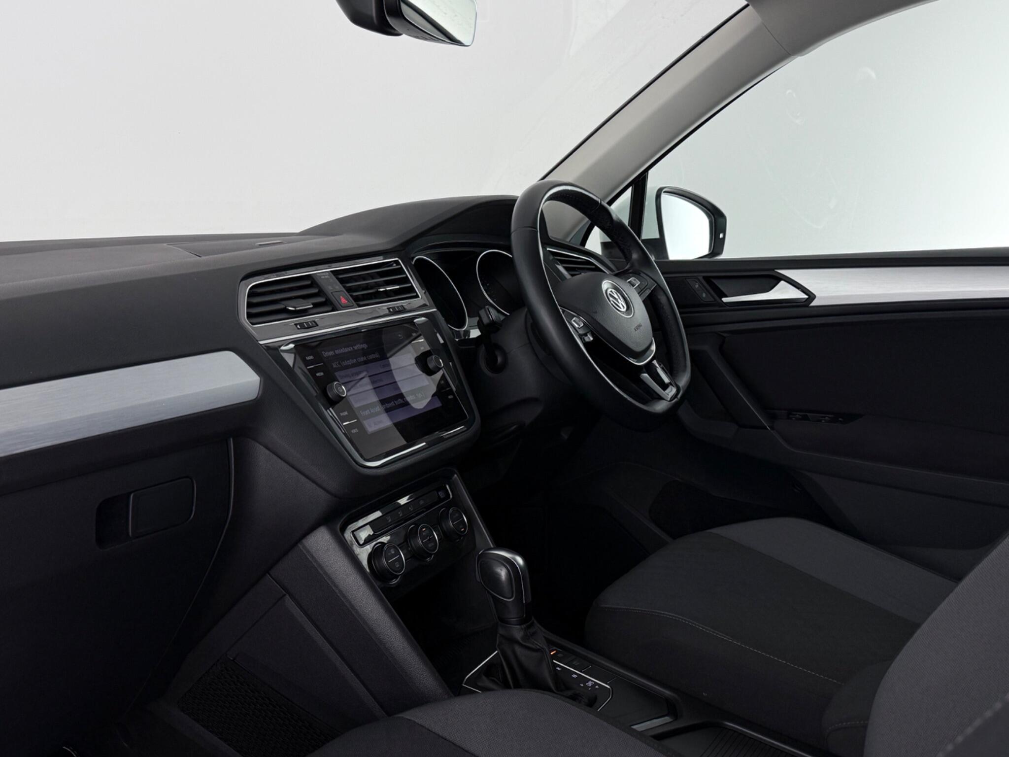 Volkswagen Tiguan view 12