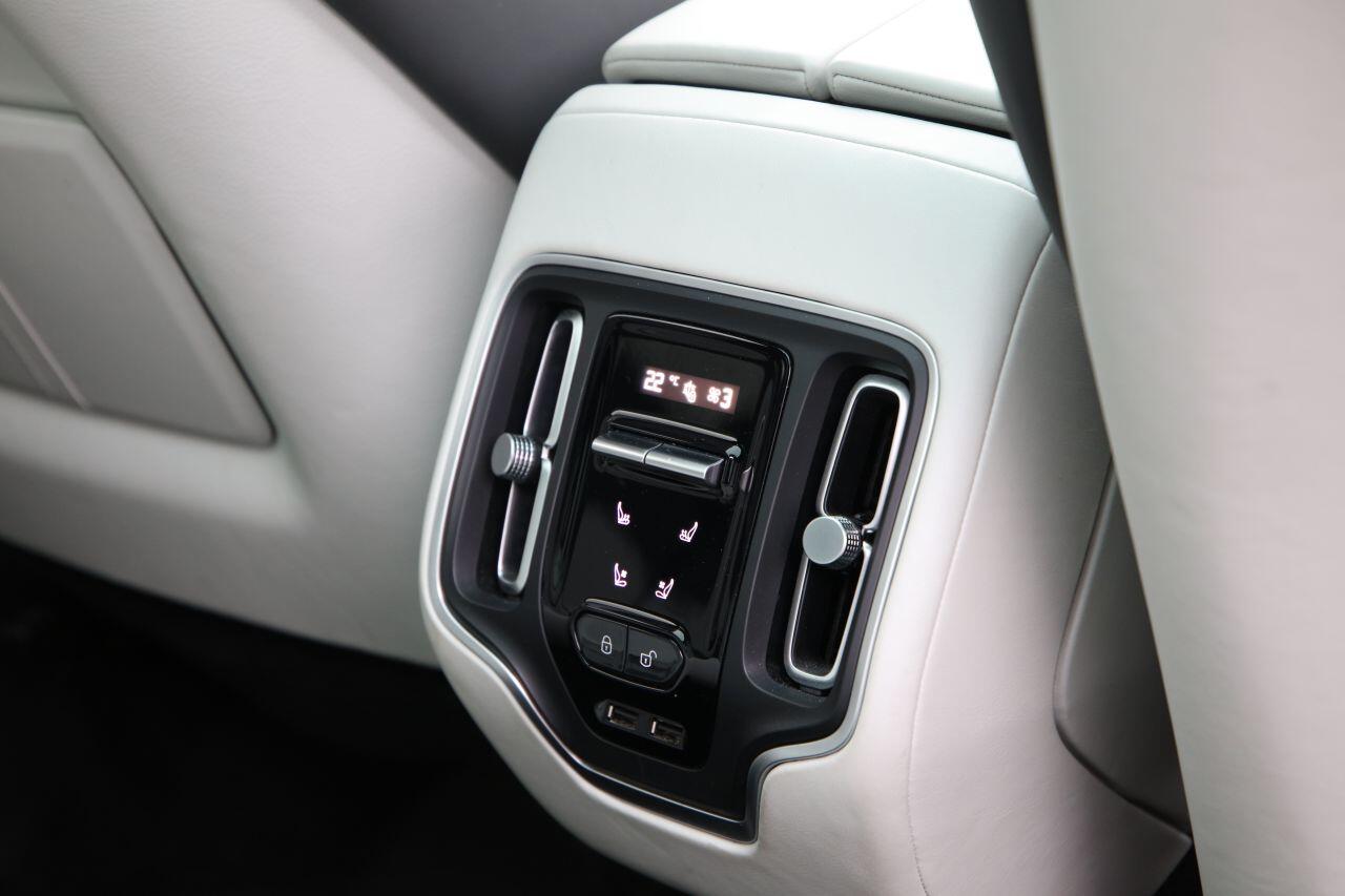 Aston Martin DBX view 37