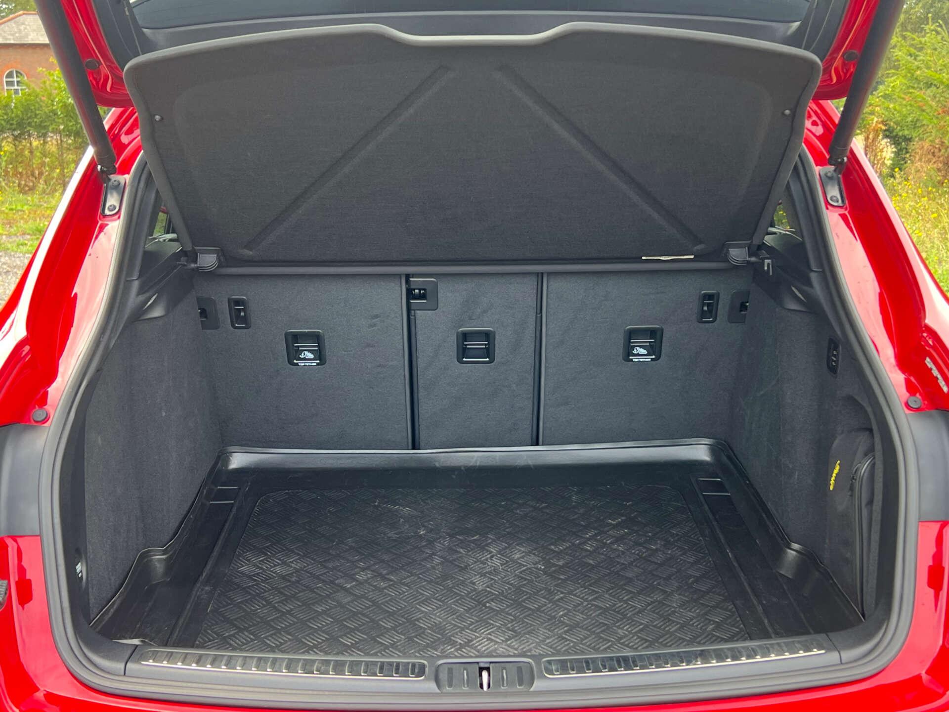 Porsche Macan view 20