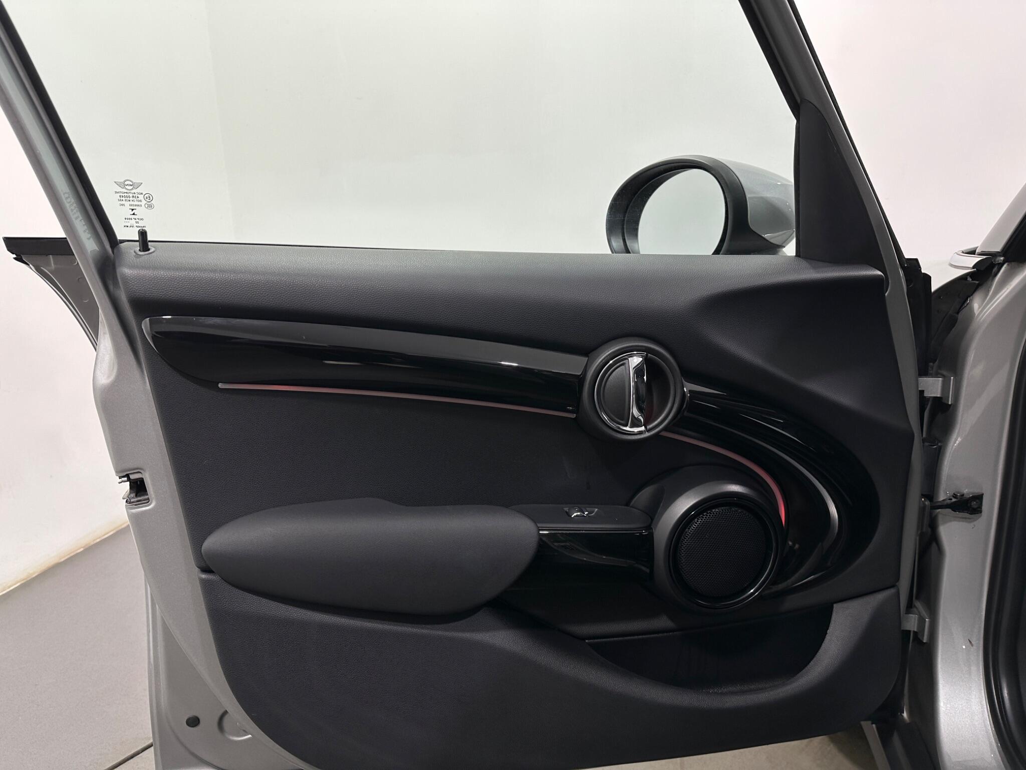 Mini Cooper view 37