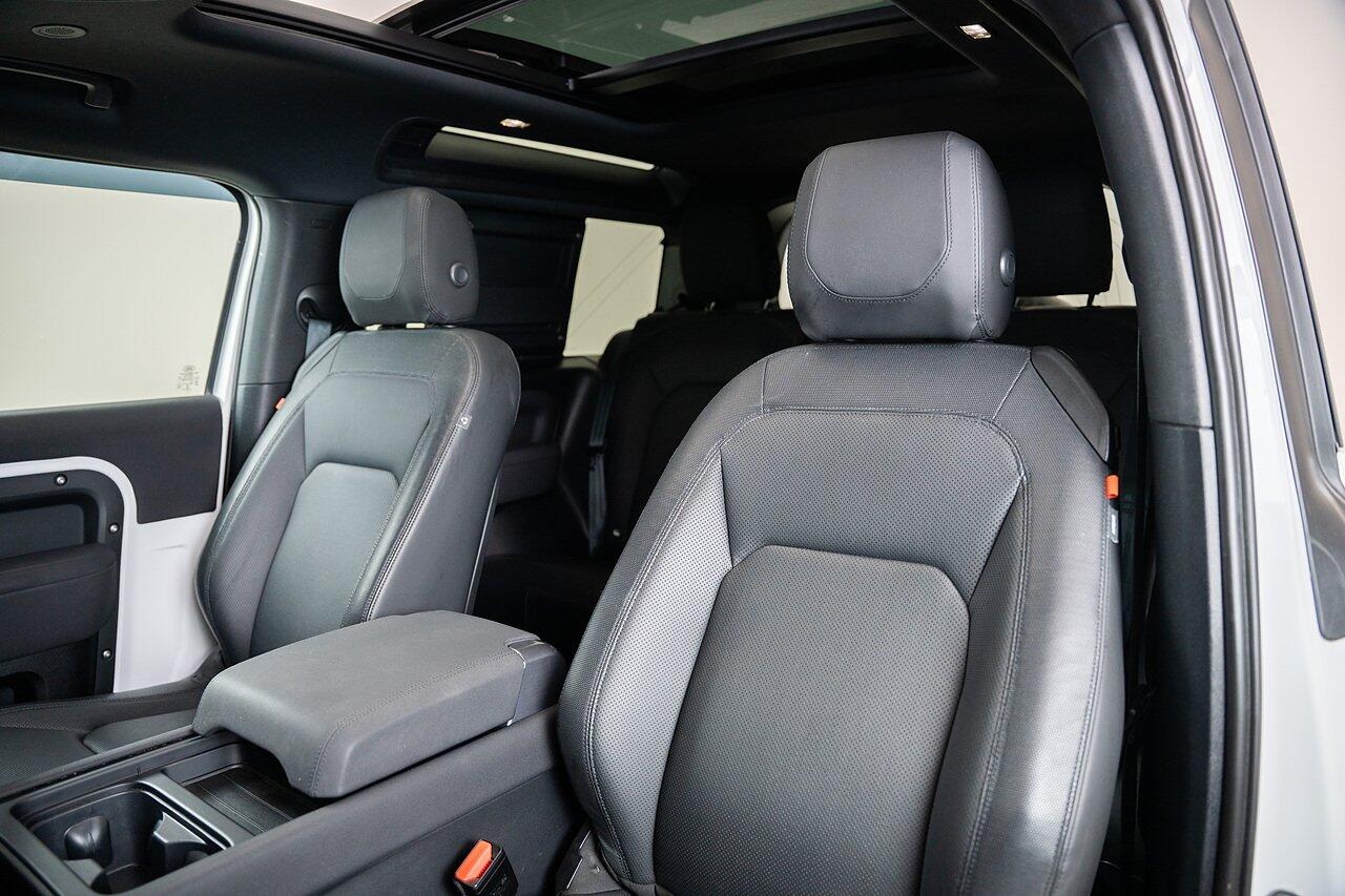 Land Rover Defender 90 view 16