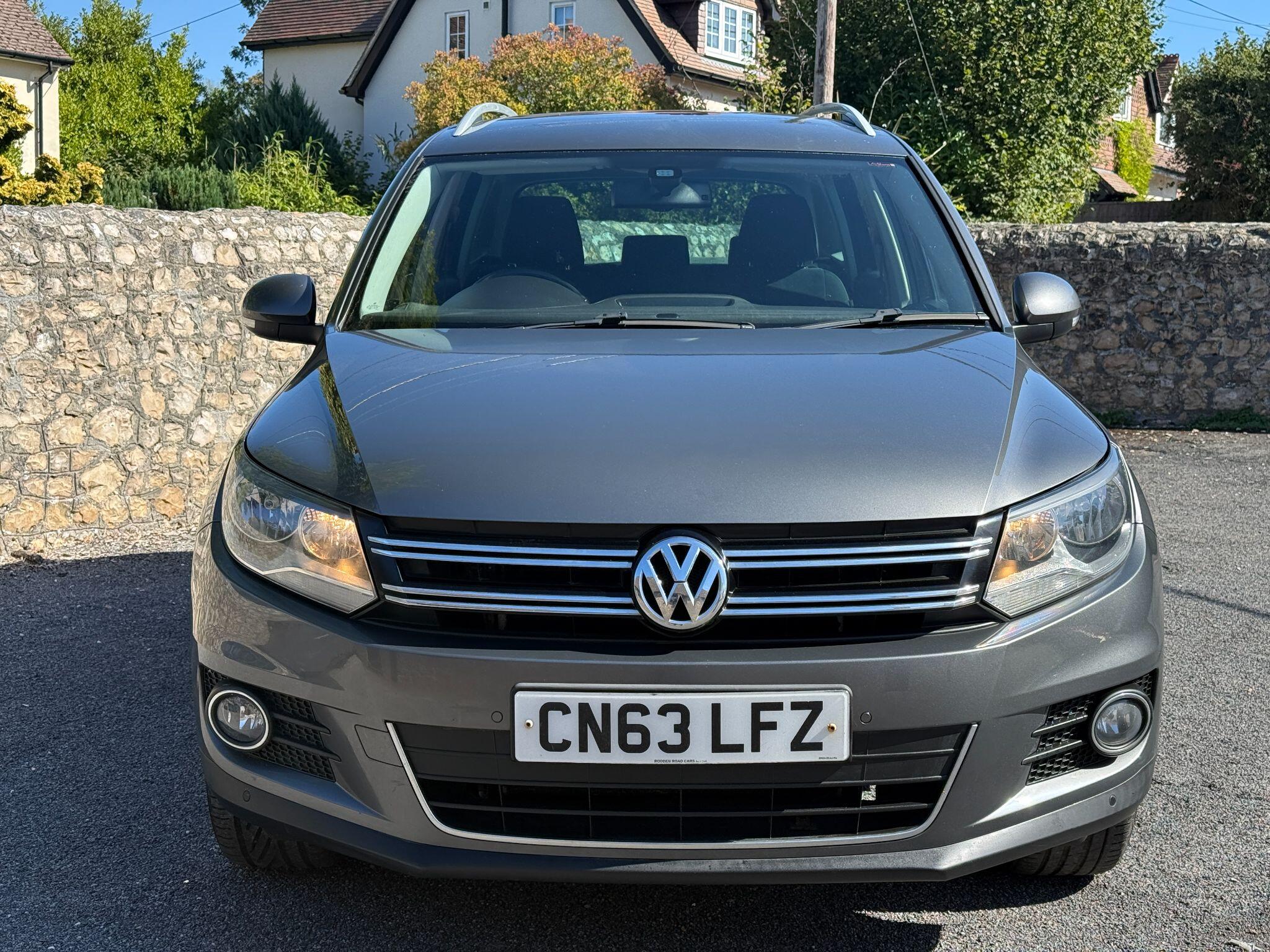 Volkswagen Tiguan view 3