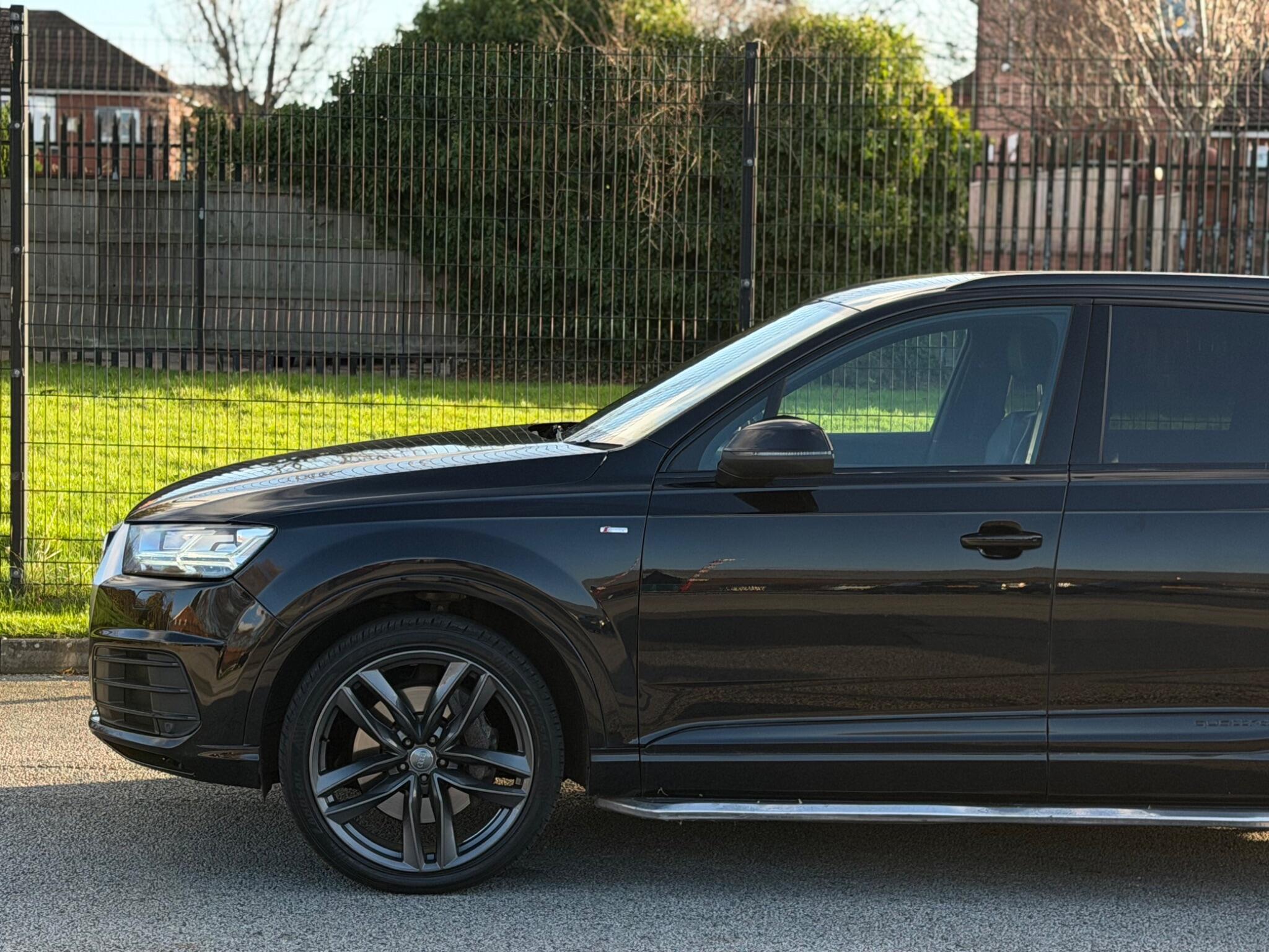 Audi Q7 view 9