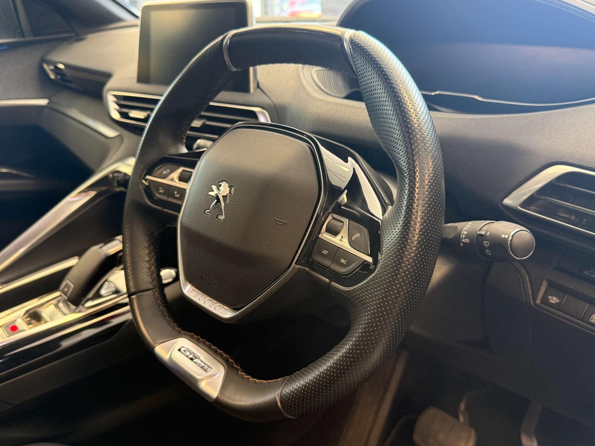 Peugeot 5008 view 2