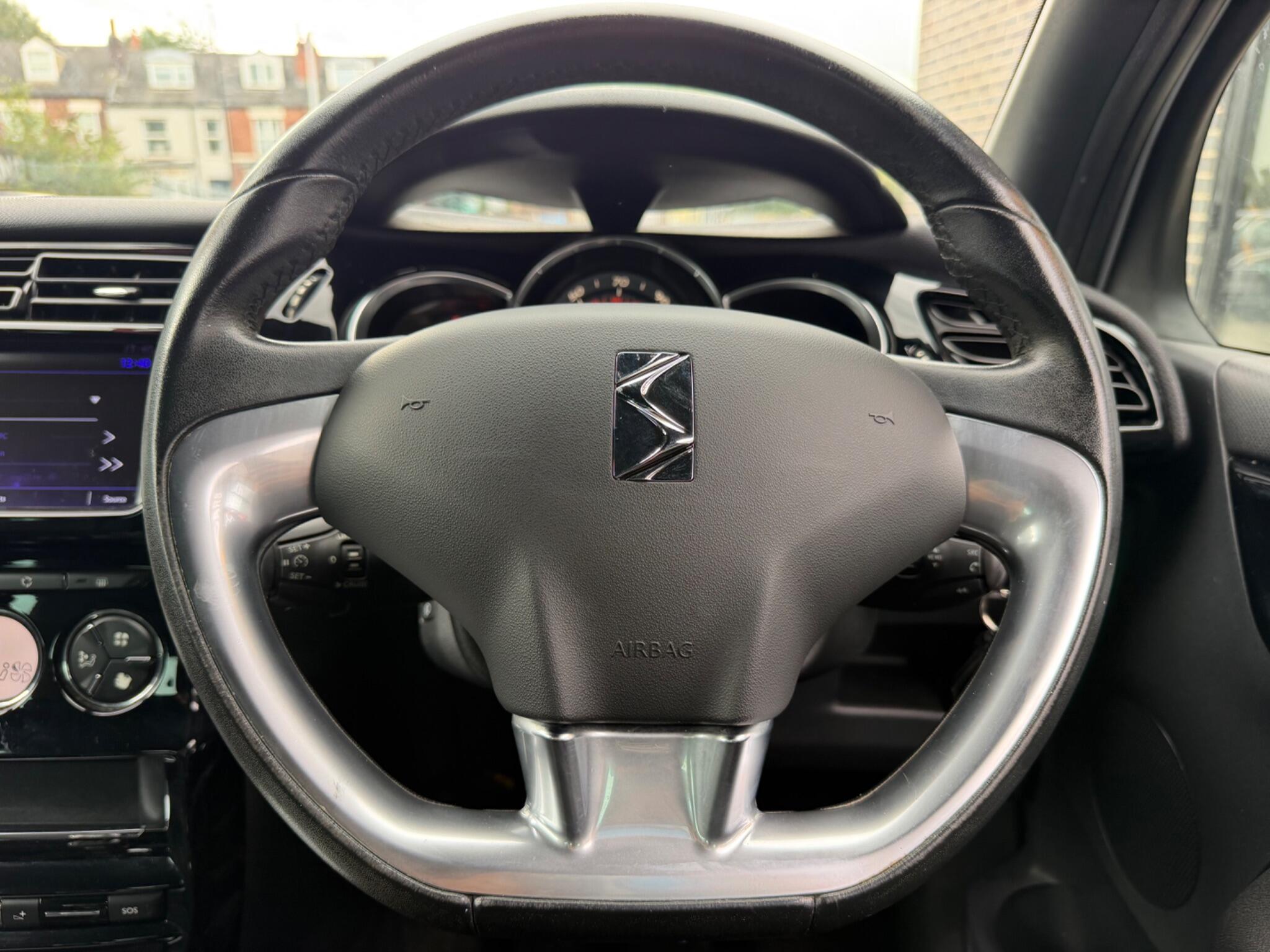 DS Automobiles DS 3 view 22