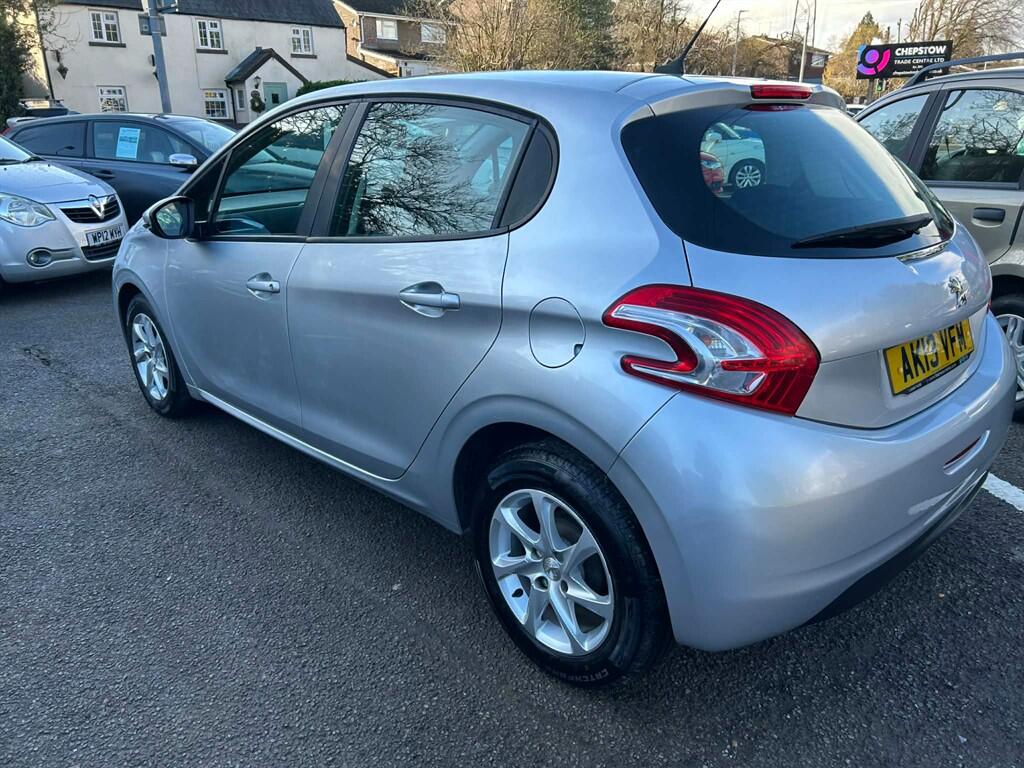 Peugeot 208 view 4