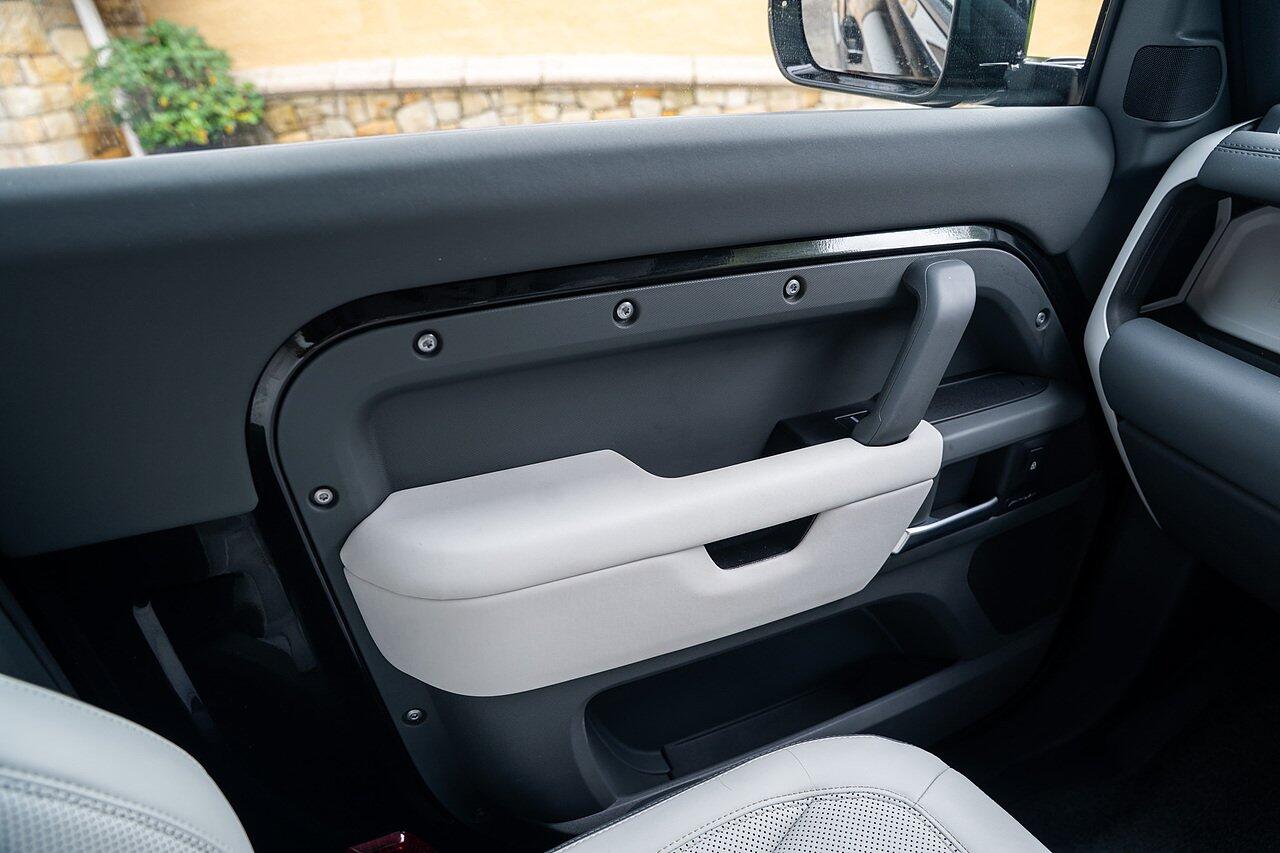 Land Rover Defender view 83