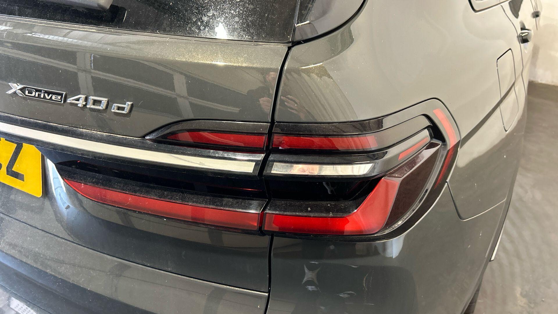 BMW X7 view 21