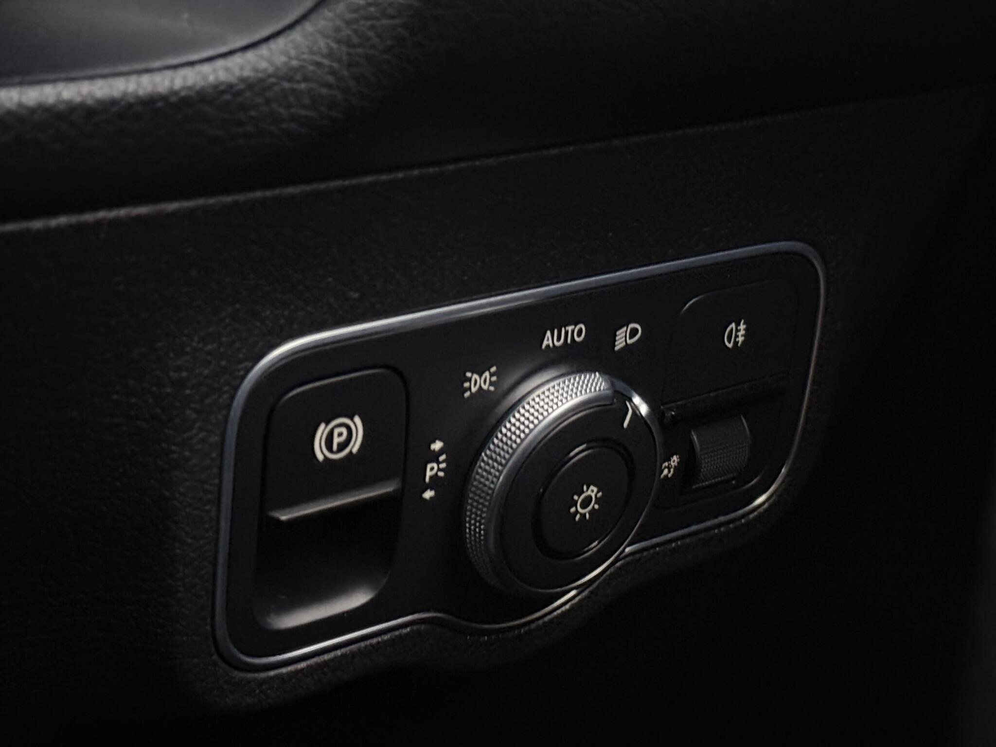 Mercedes-Benz GLB view 21