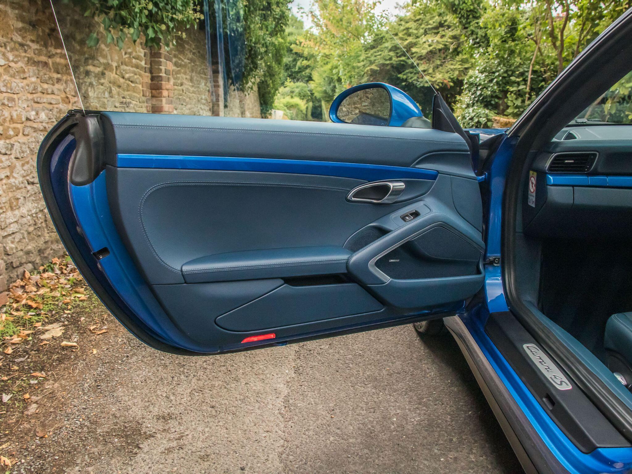 Porsche 911 view 16