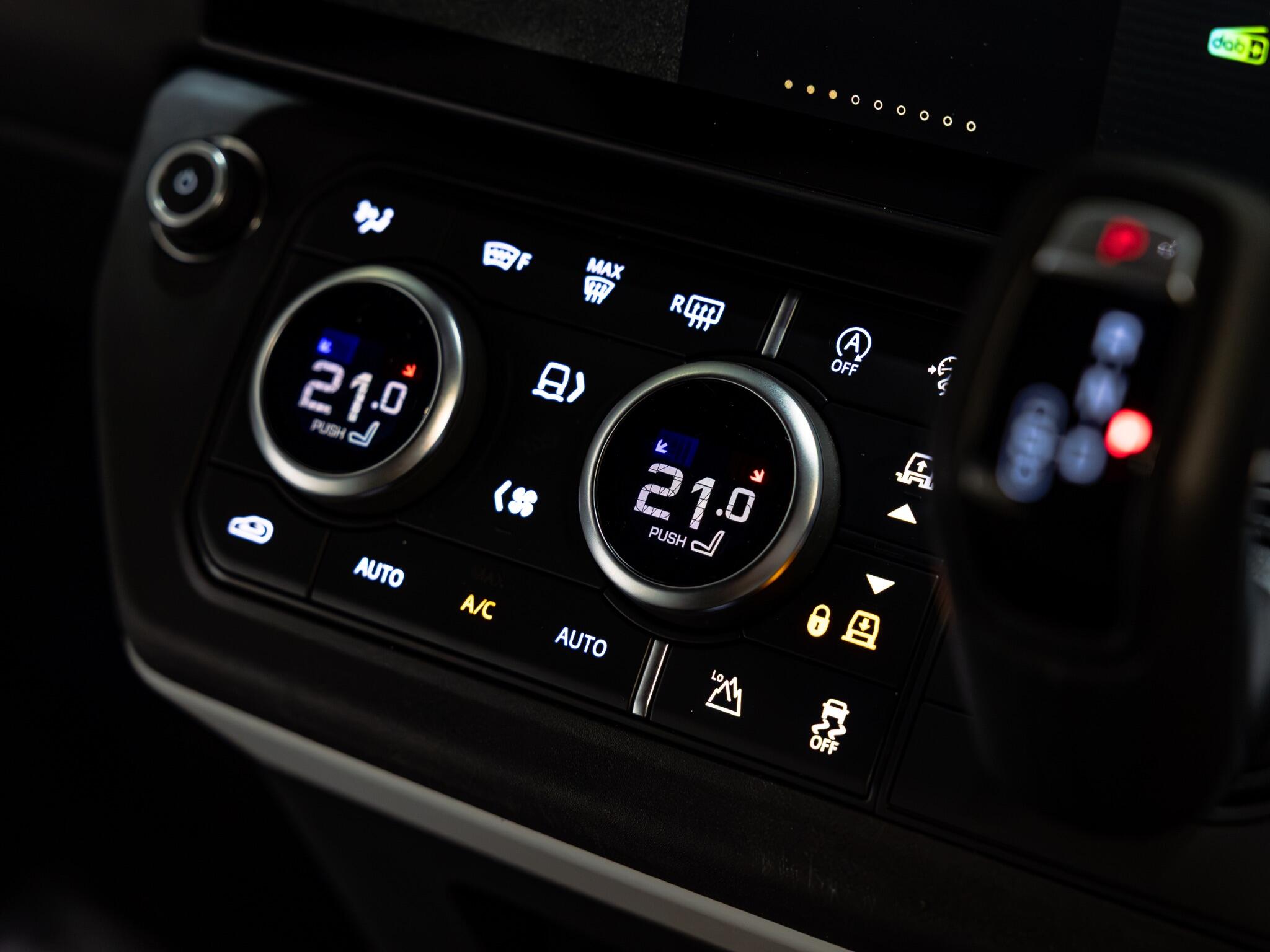 Land Rover Defender 110 view 22