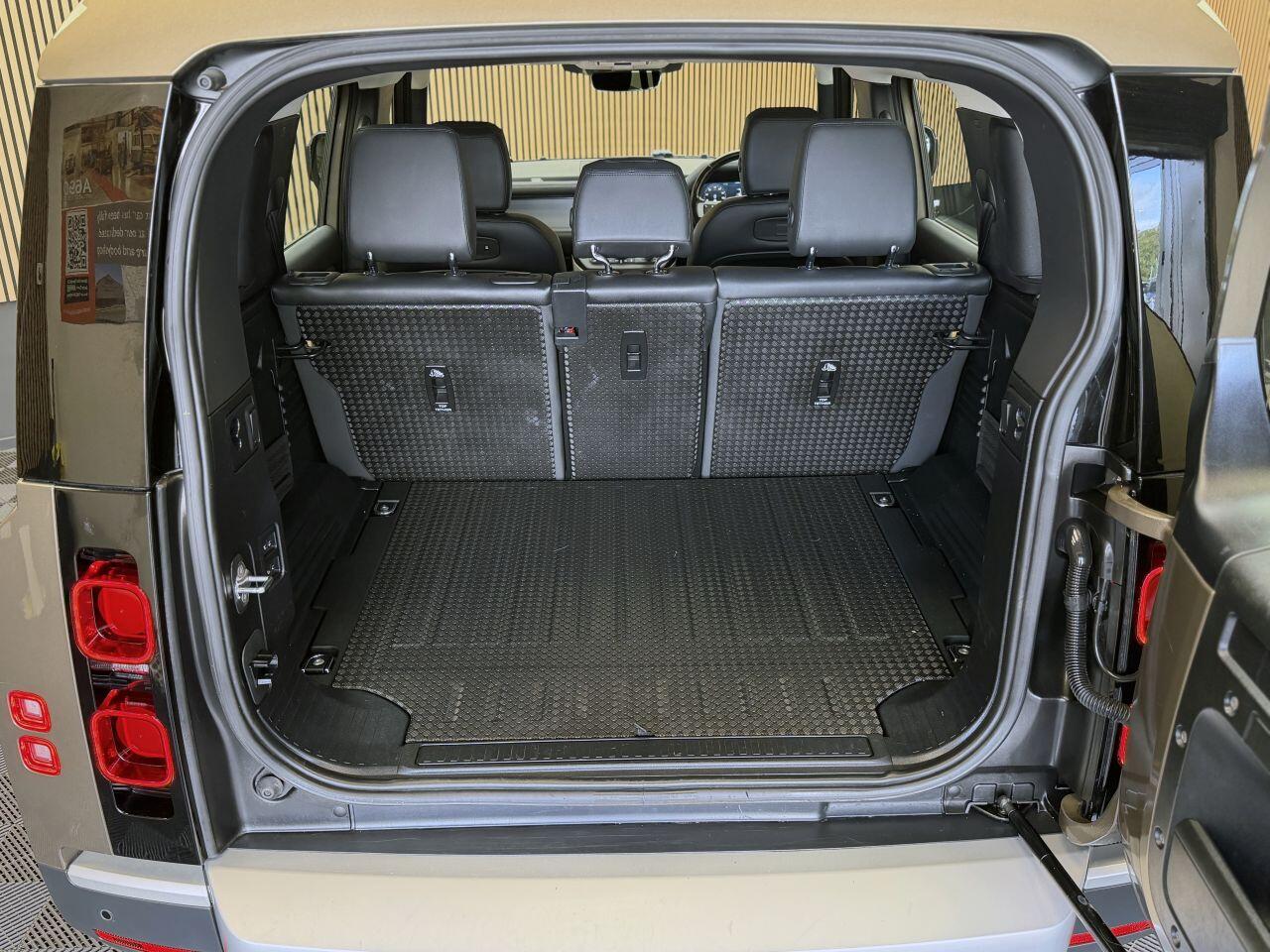 Land Rover Defender 110 view 14