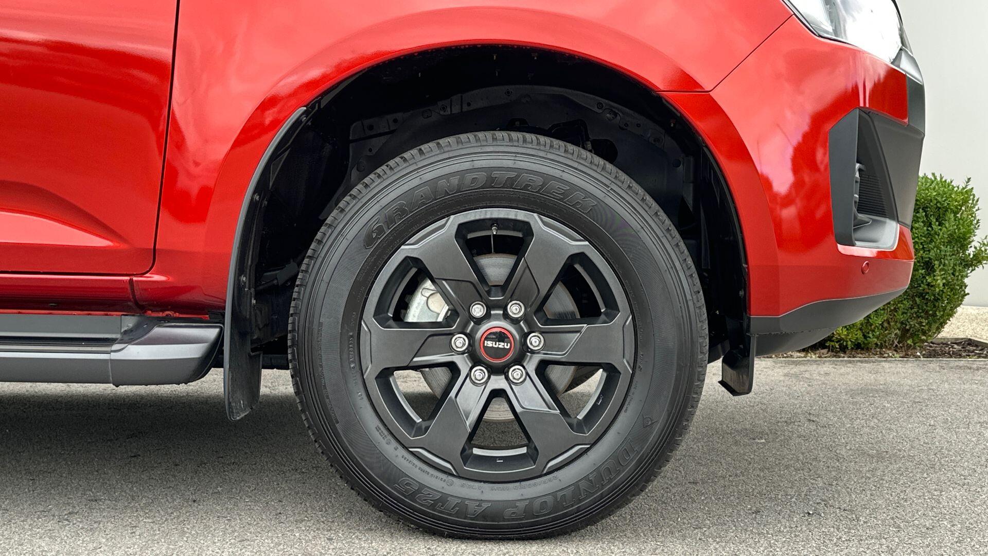 Isuzu D-Max view 8