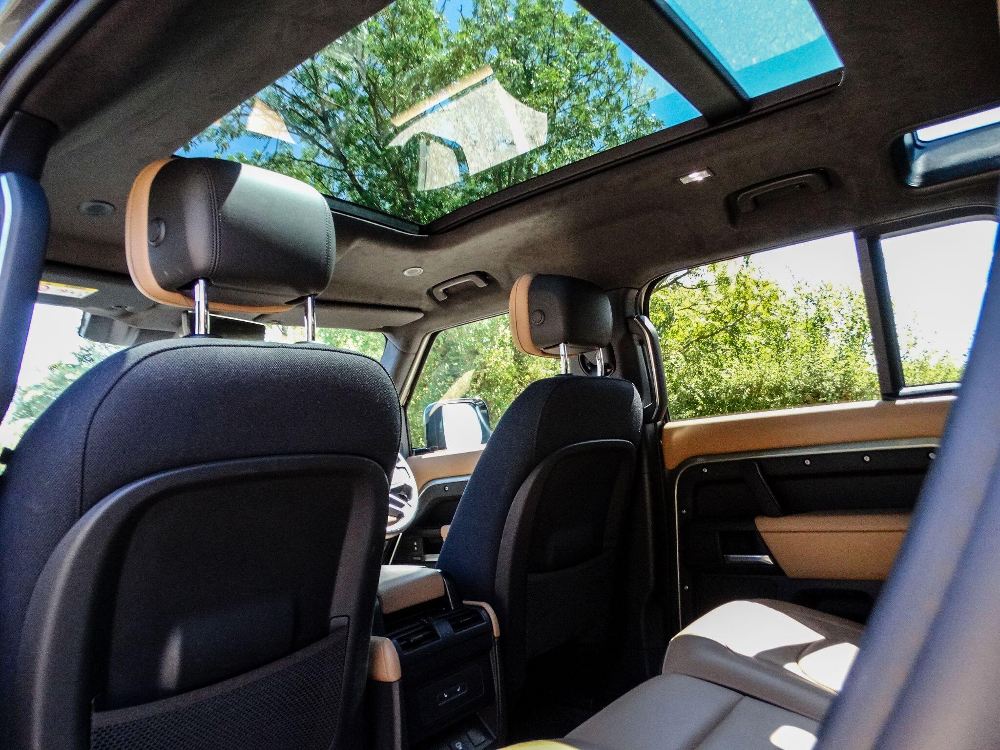 Land Rover Defender 110 view 17