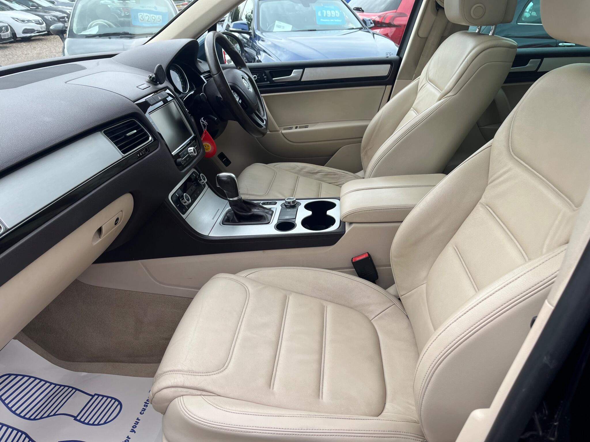 Volkswagen Touareg view 11