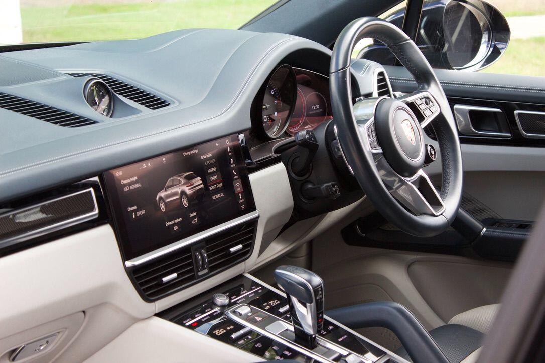 Porsche Cayenne view 19