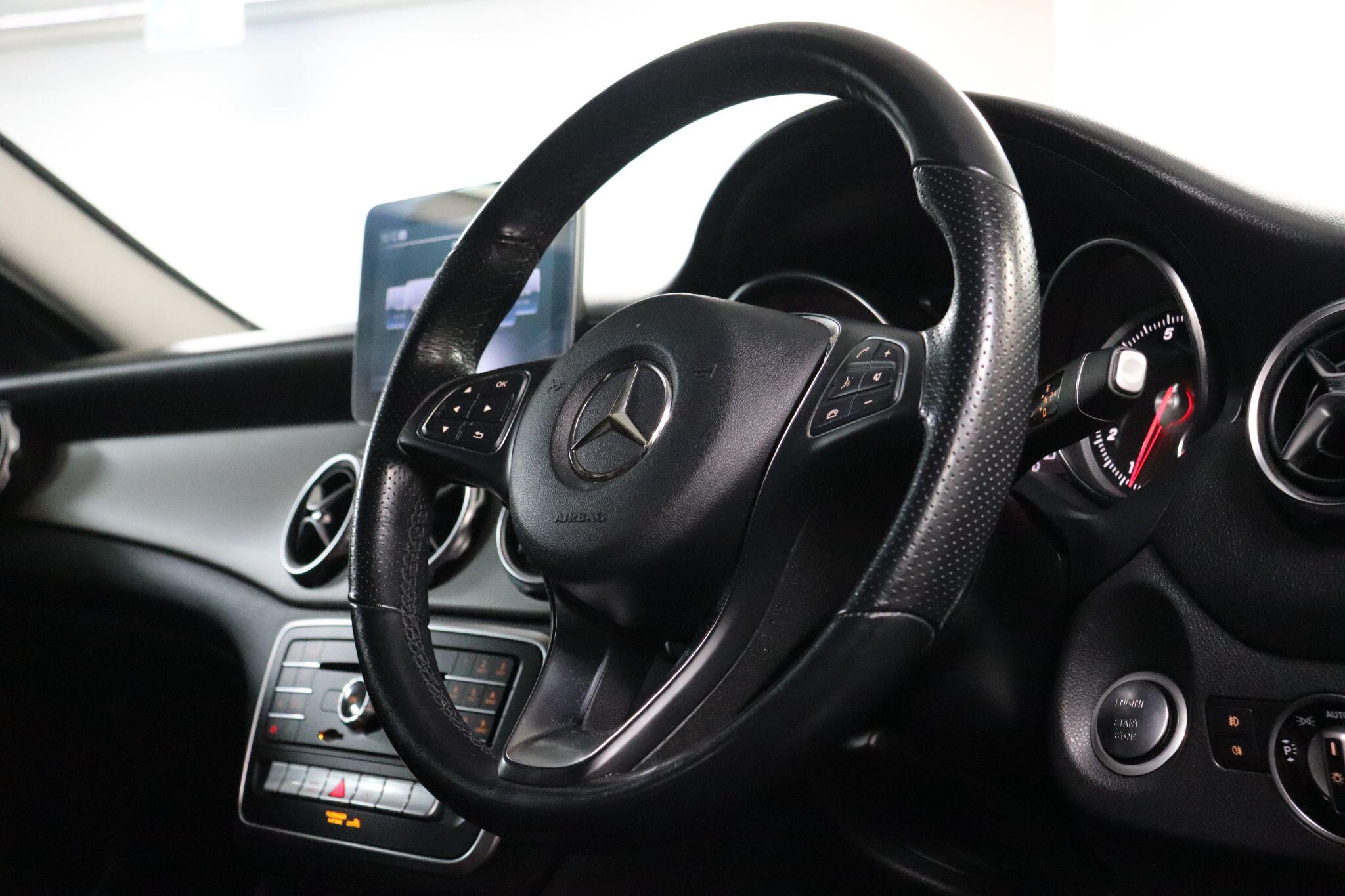 Mercedes-Benz Gla view 12