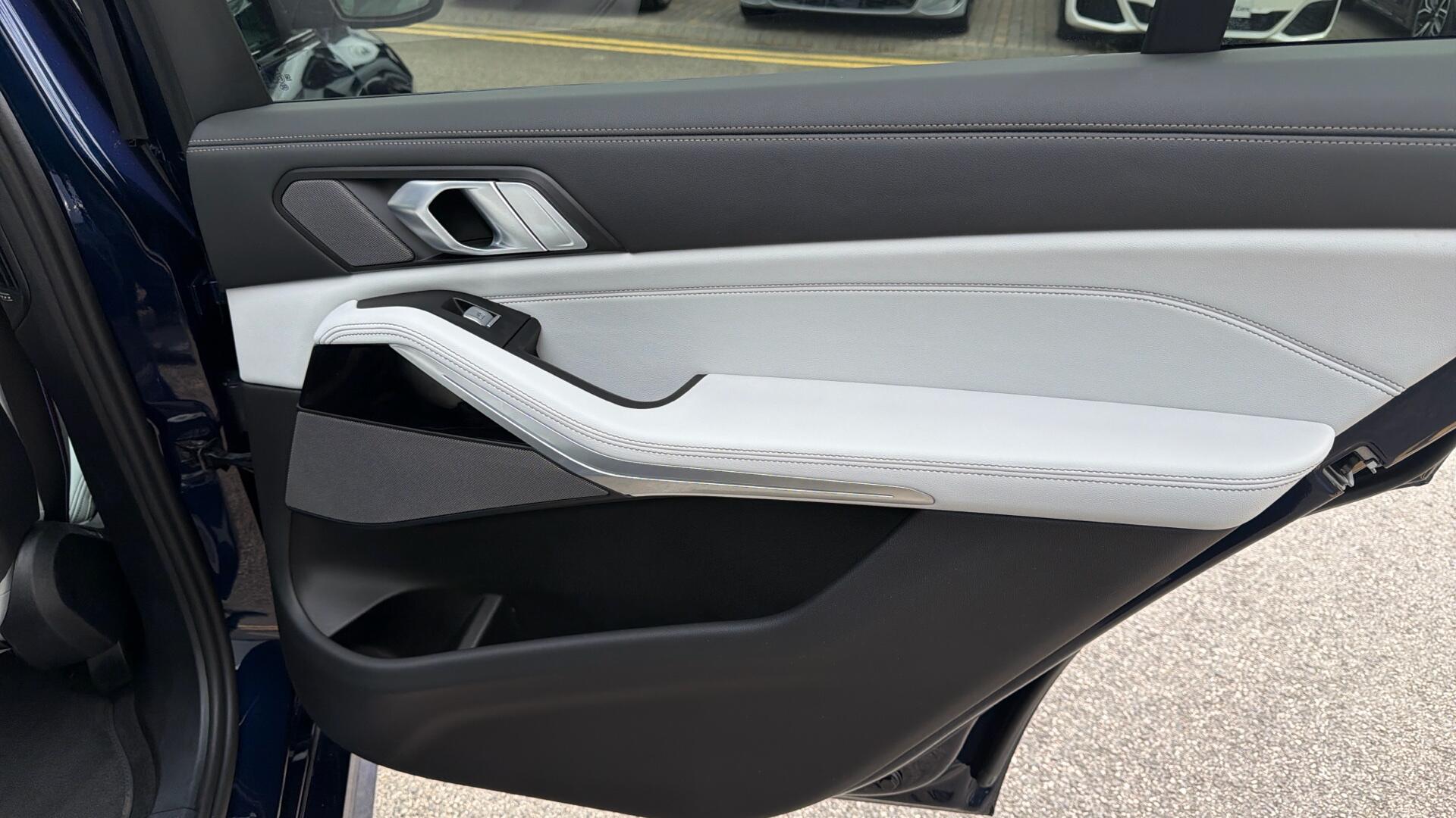 BMW X7 view 27