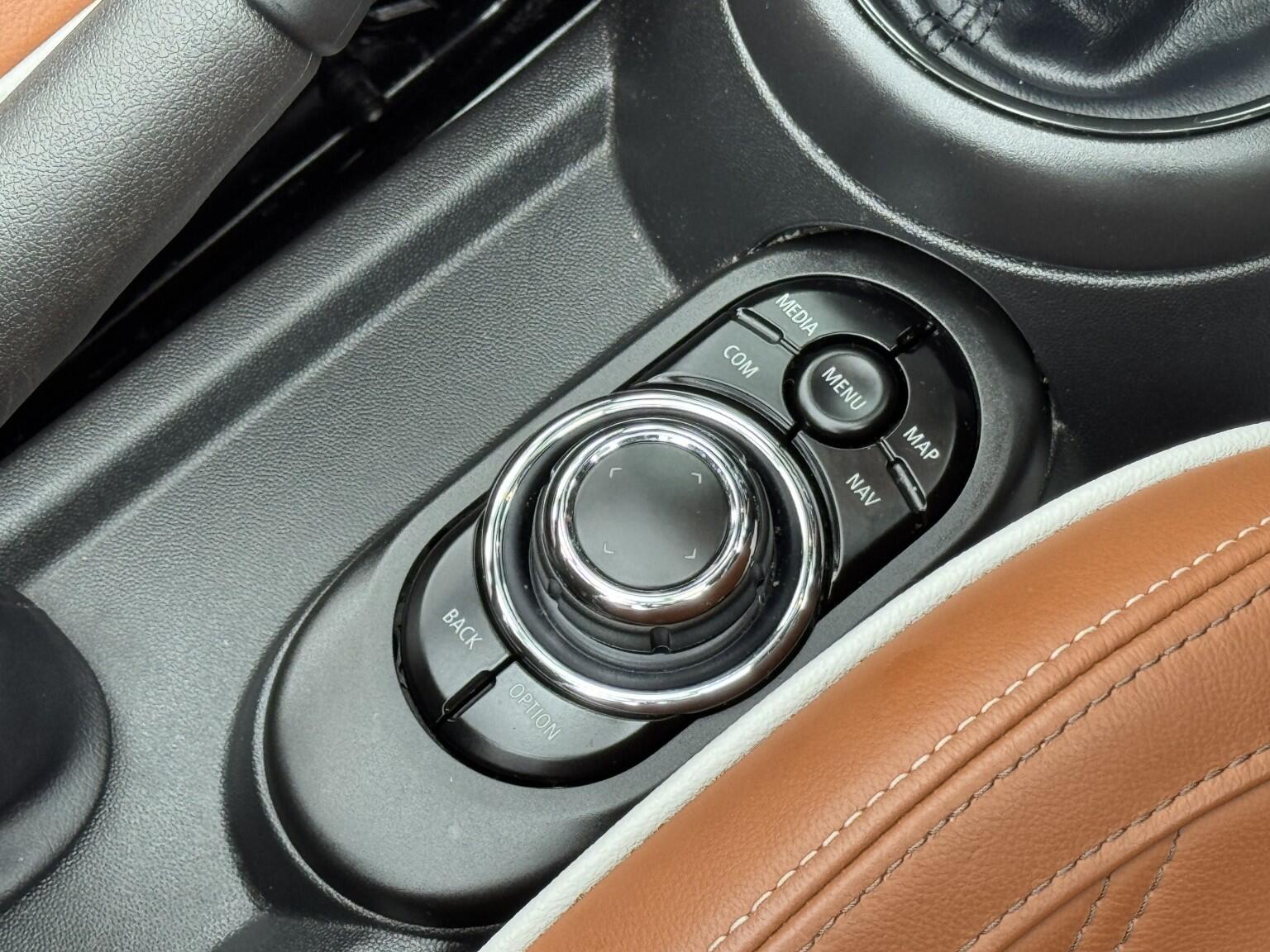 Mini Convertible view 26