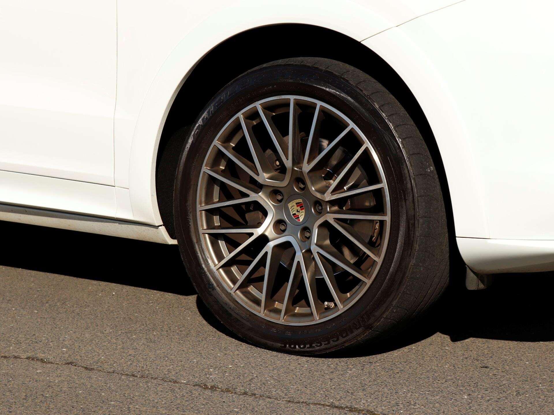 Porsche Cayenne view 38
