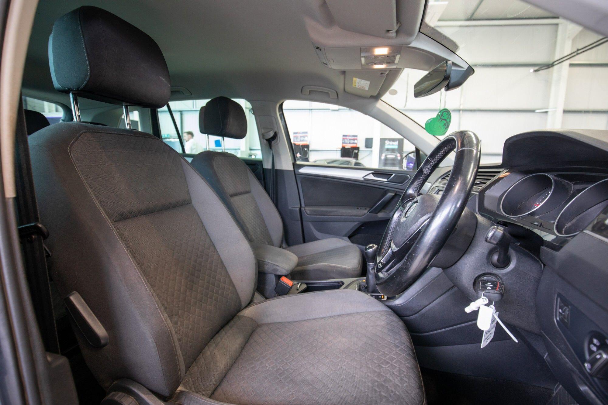 Volkswagen Tiguan view 3