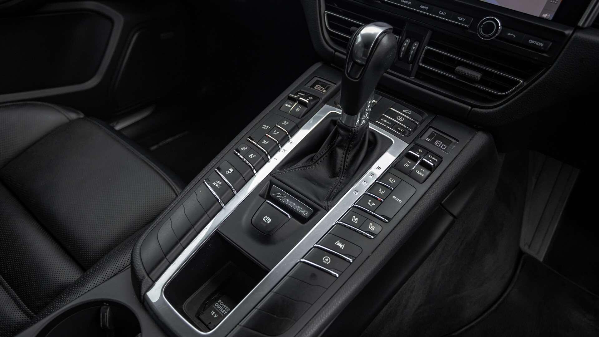Porsche Macan view 24