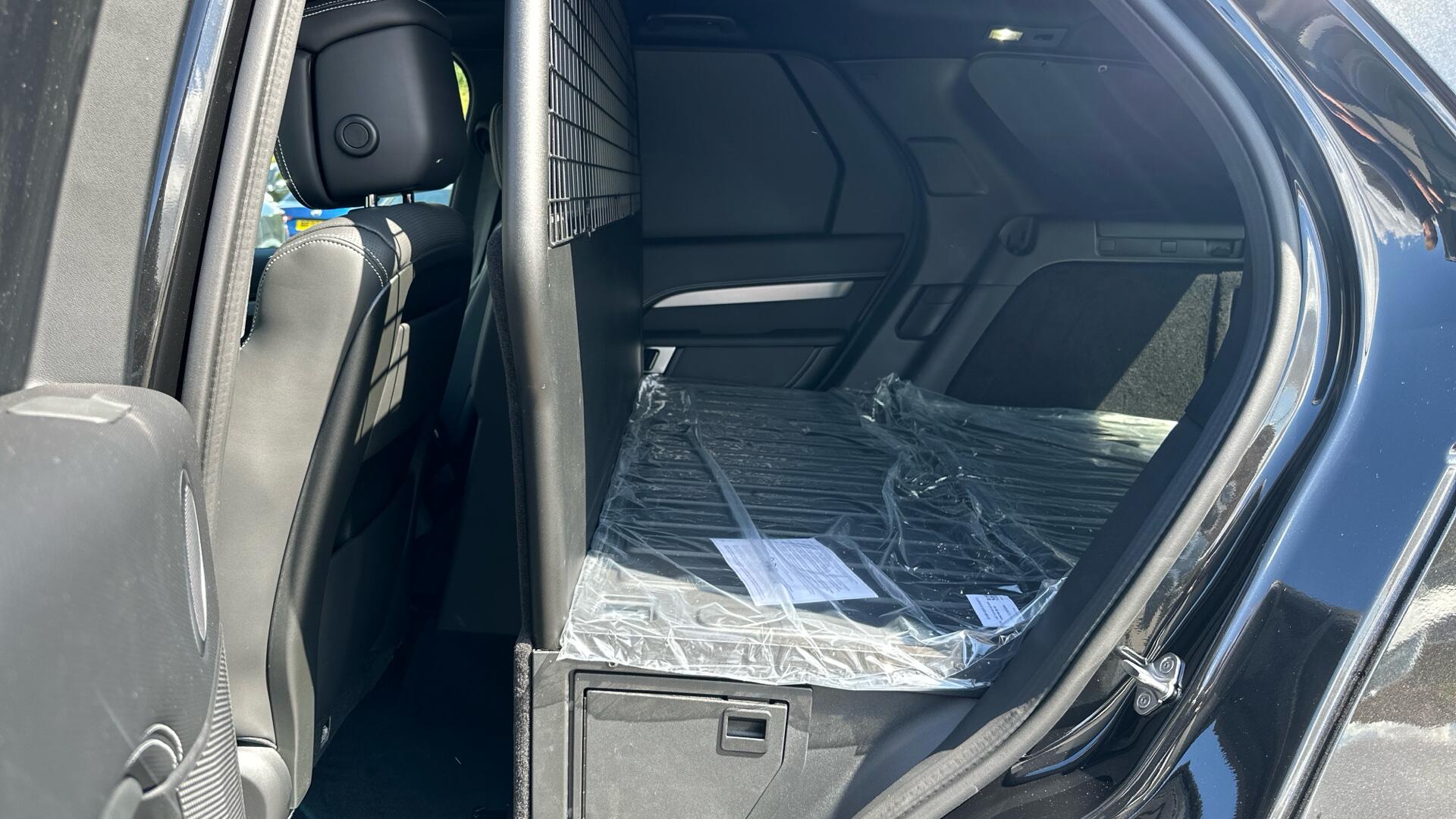 Land Rover Discovery view 28