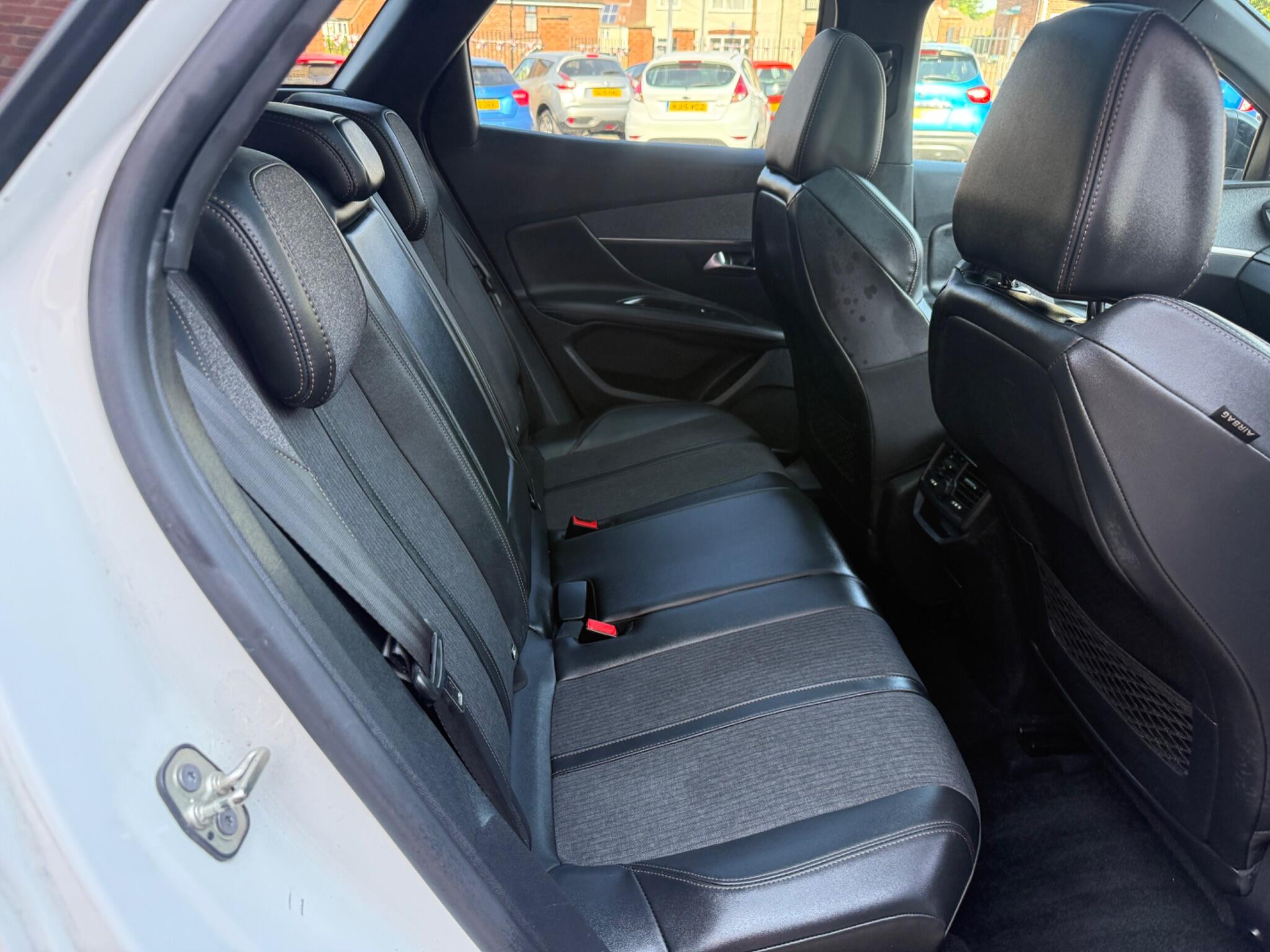 Peugeot 3008 view 16