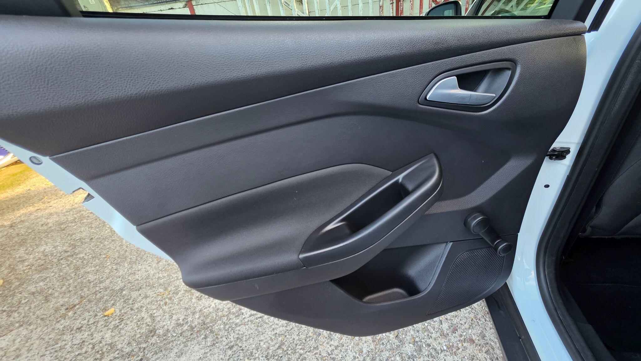 Ford Focus view 34