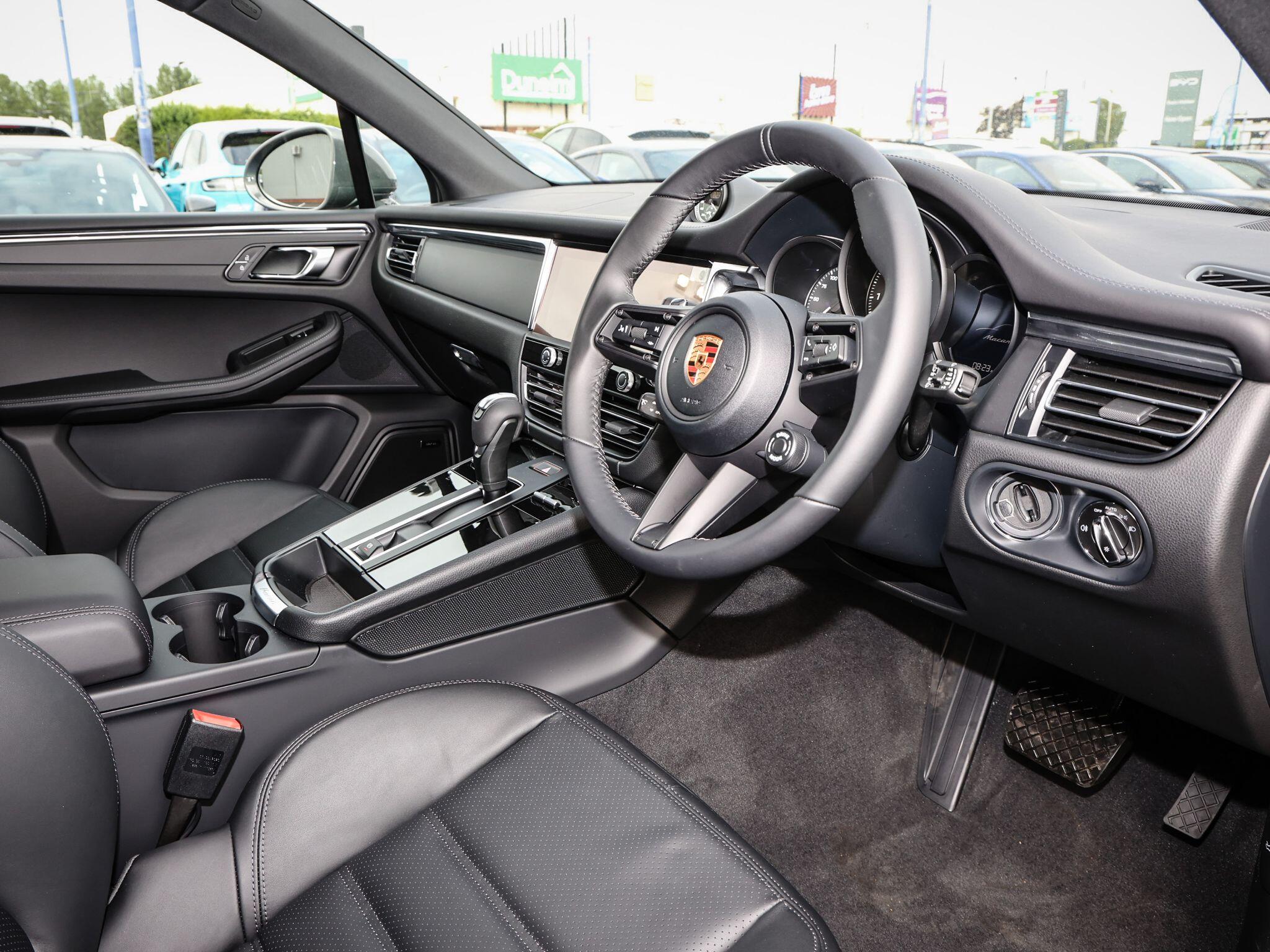 Porsche Macan view 11