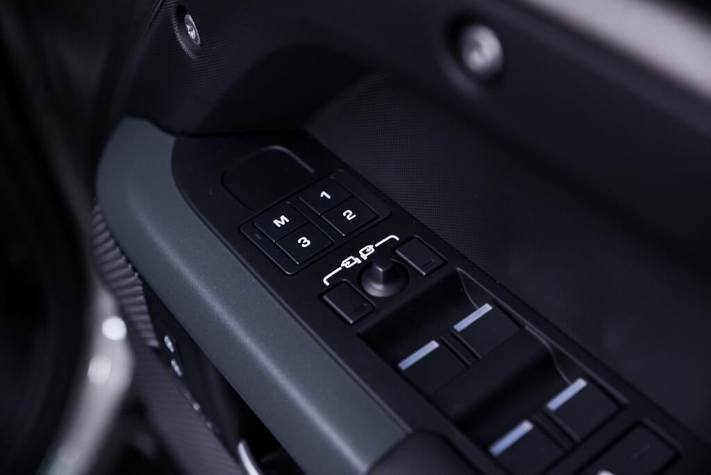 Land Rover Defender view 28
