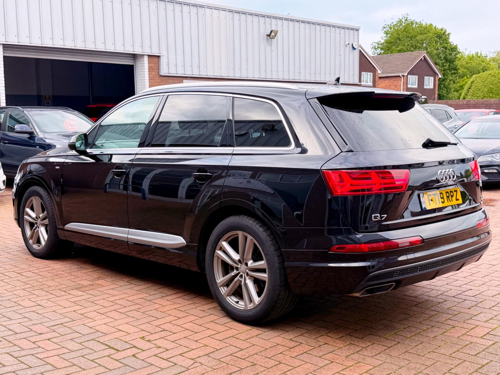 Audi Q7 view 28