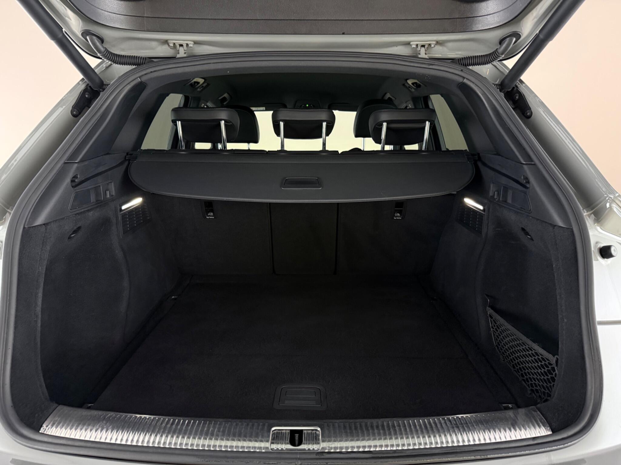 Audi Q5 view 8