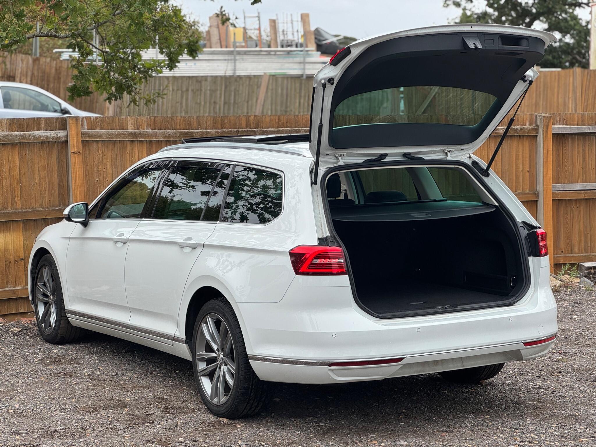 Volkswagen Passat view 4