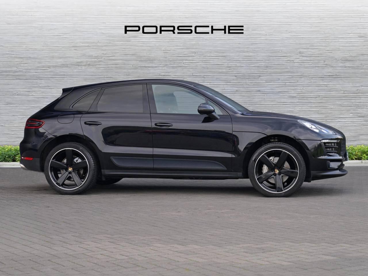 Porsche Macan view 3