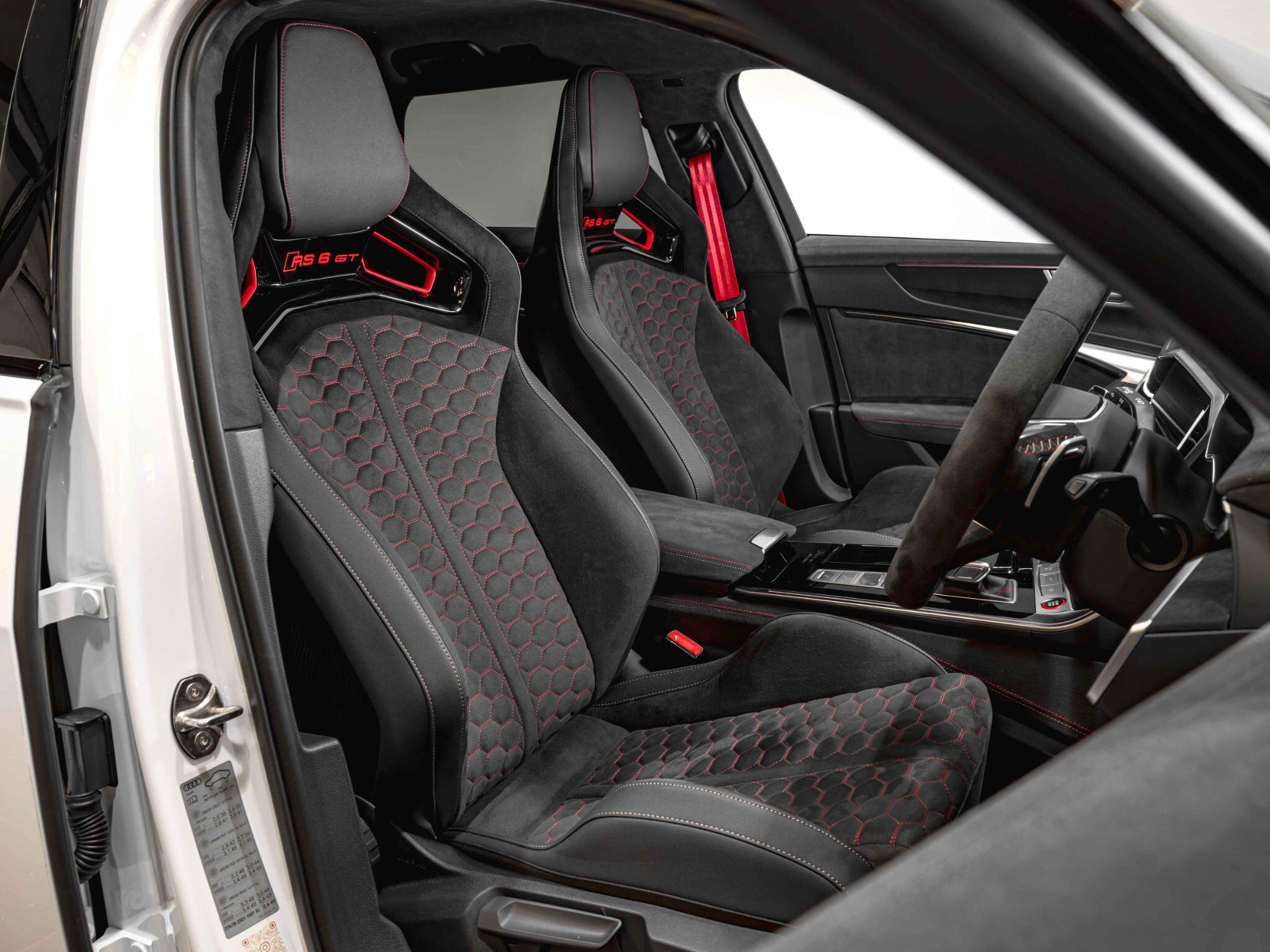 Audi RS6 Avant view 2