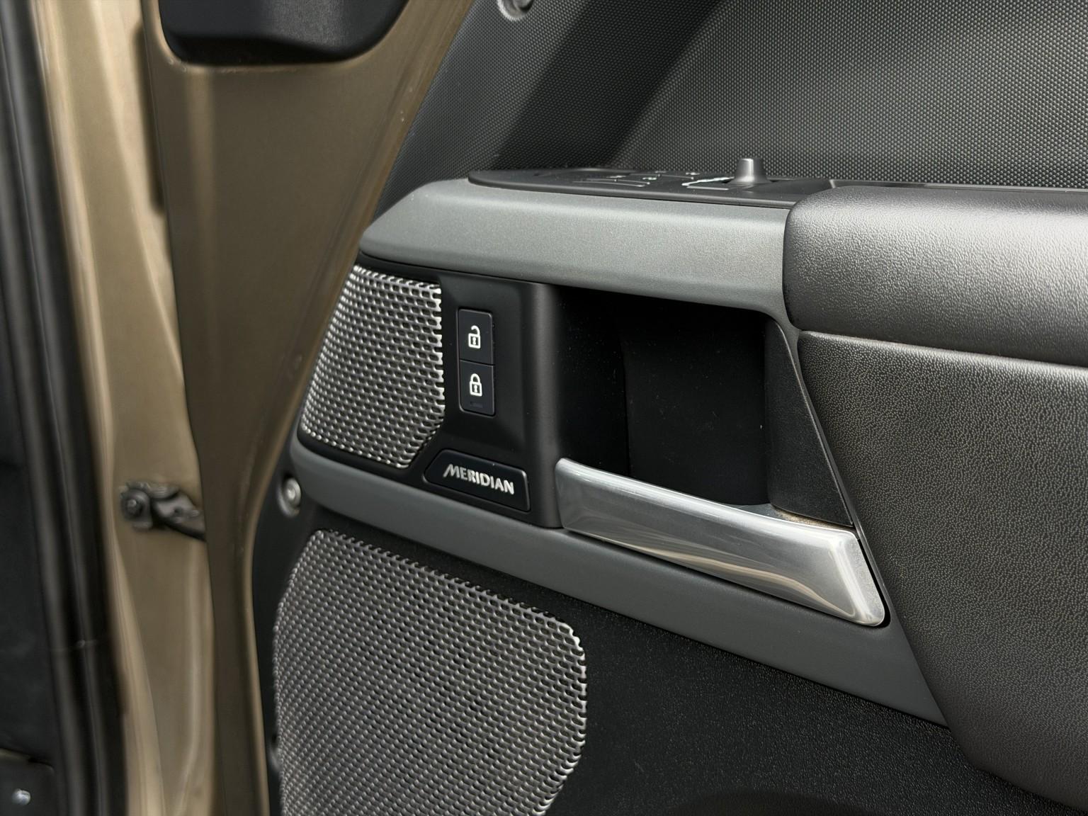 Land Rover Defender view 33