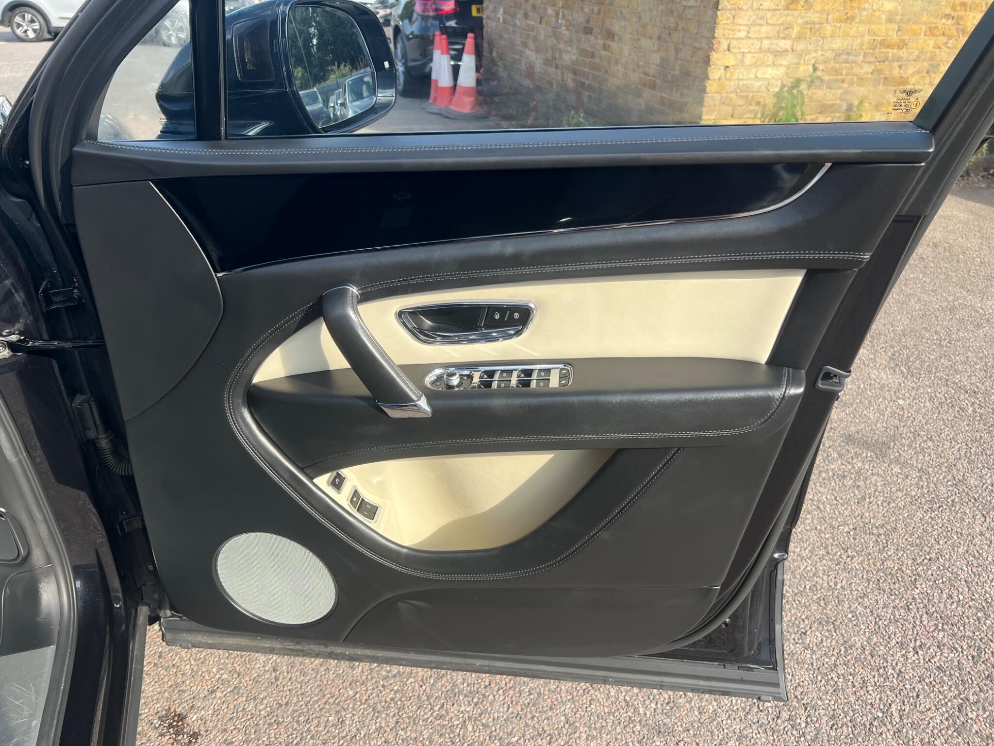 Bentley Bentayga view 17