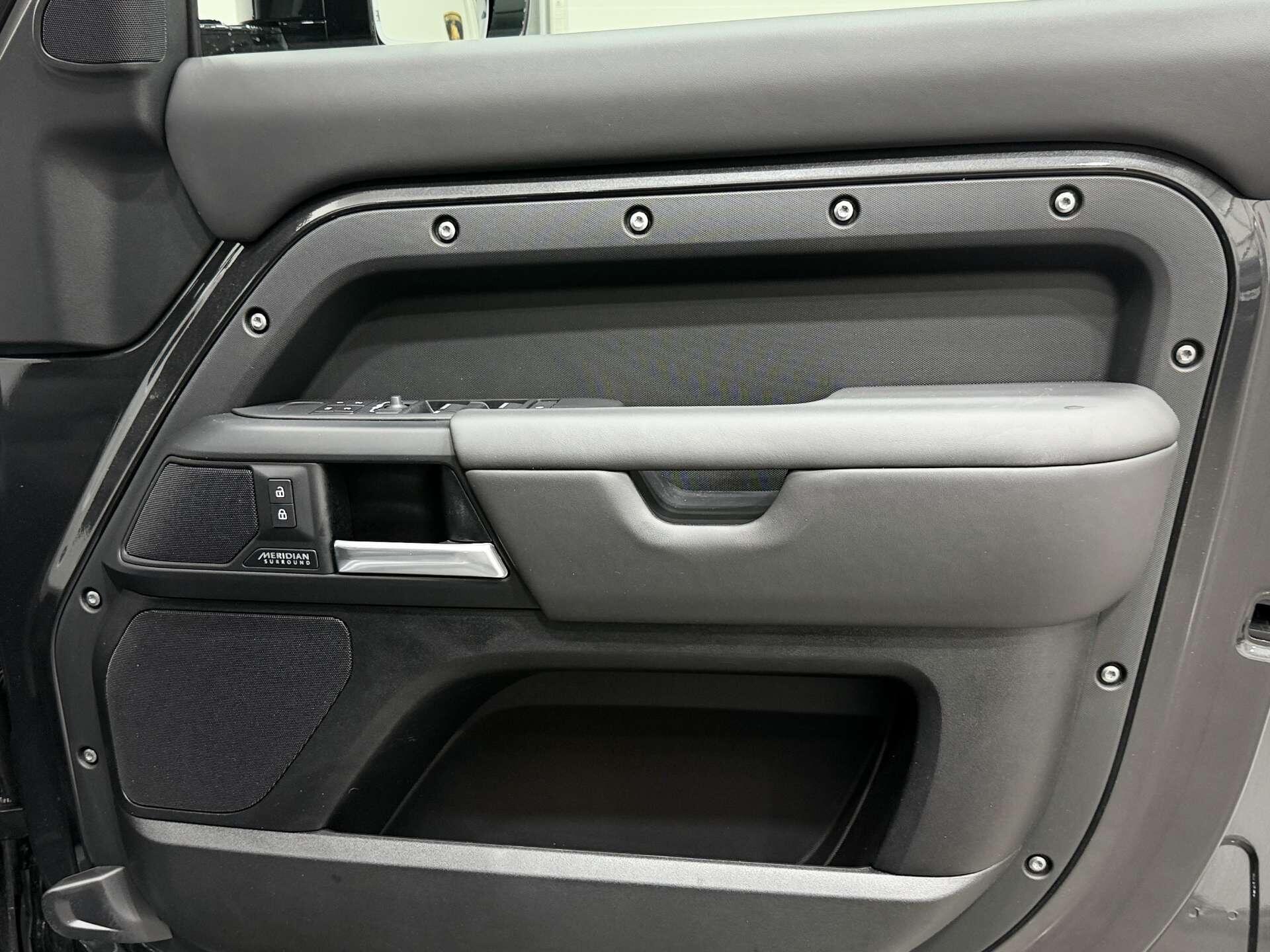 Land Rover Defender view 38