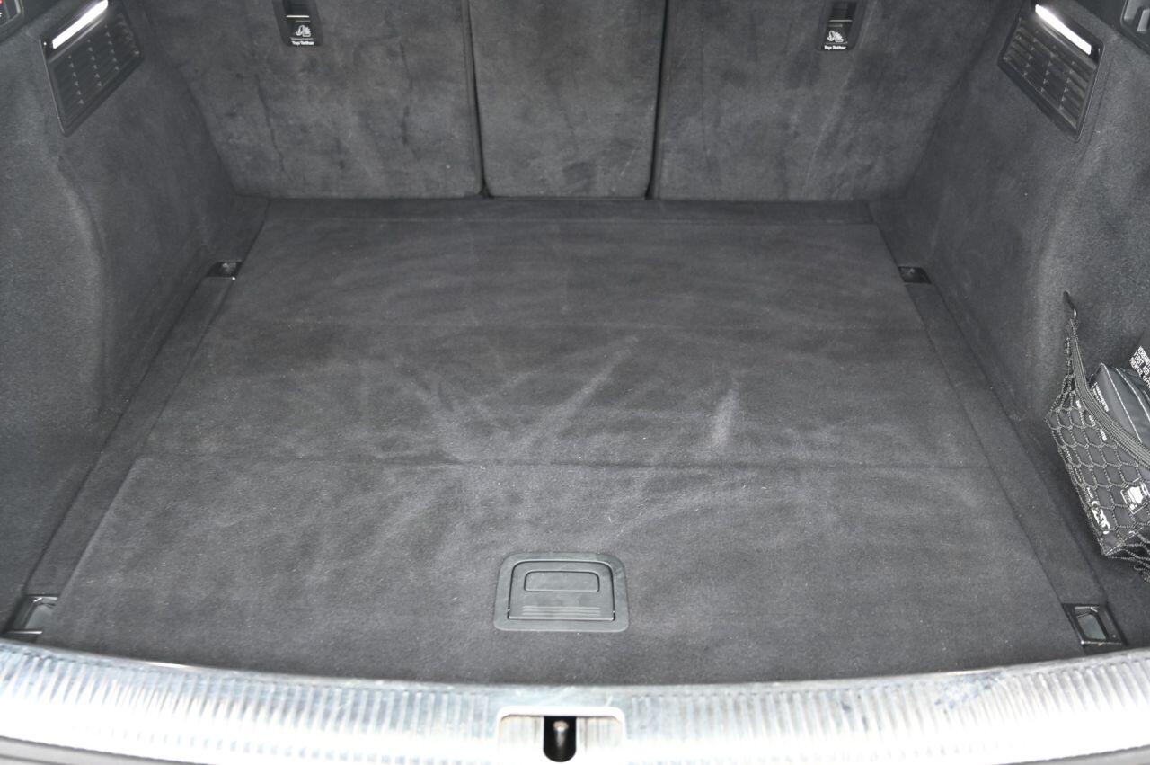 Audi Q5 view 8
