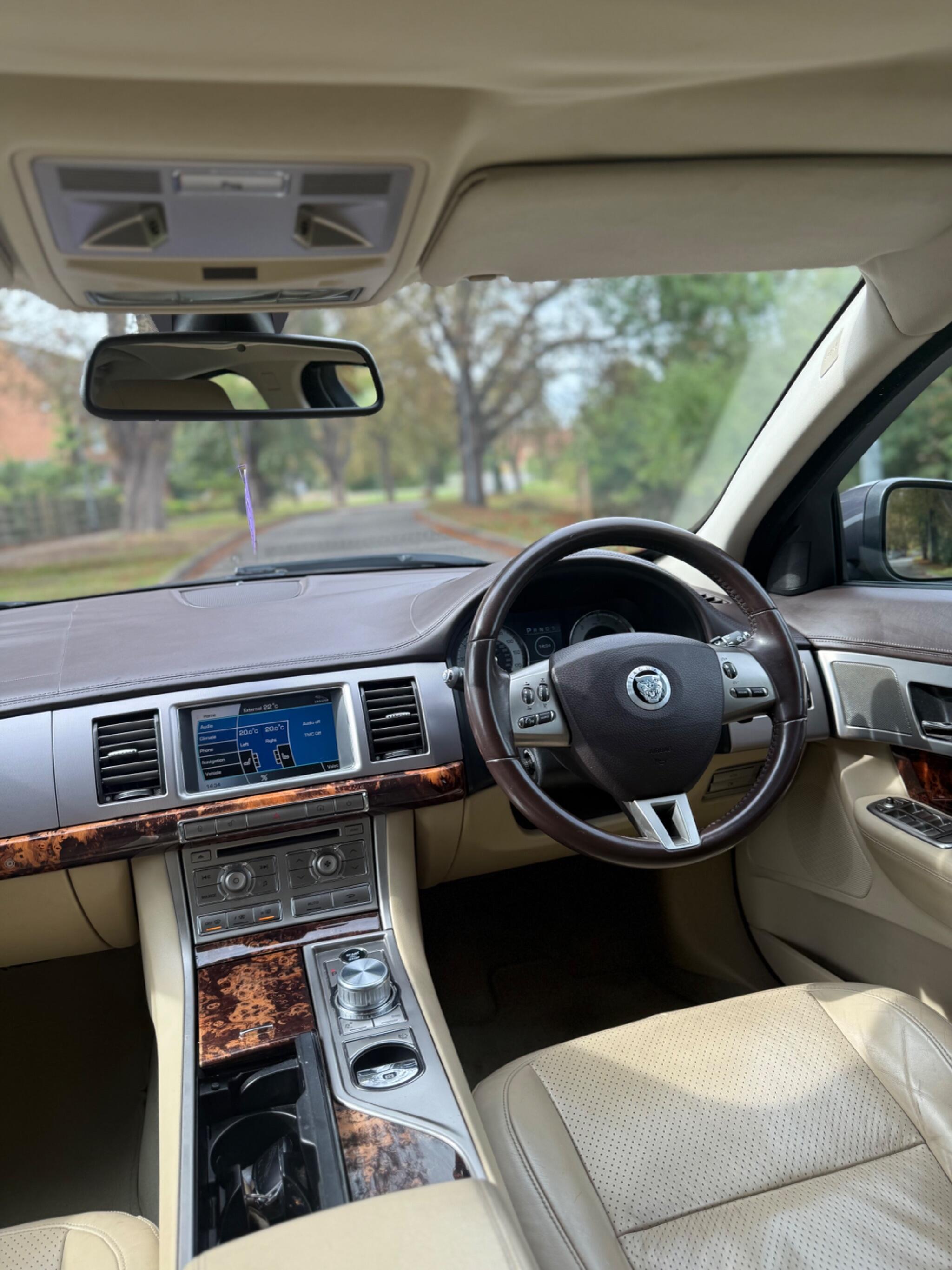 2008 Jaguar XF image 28