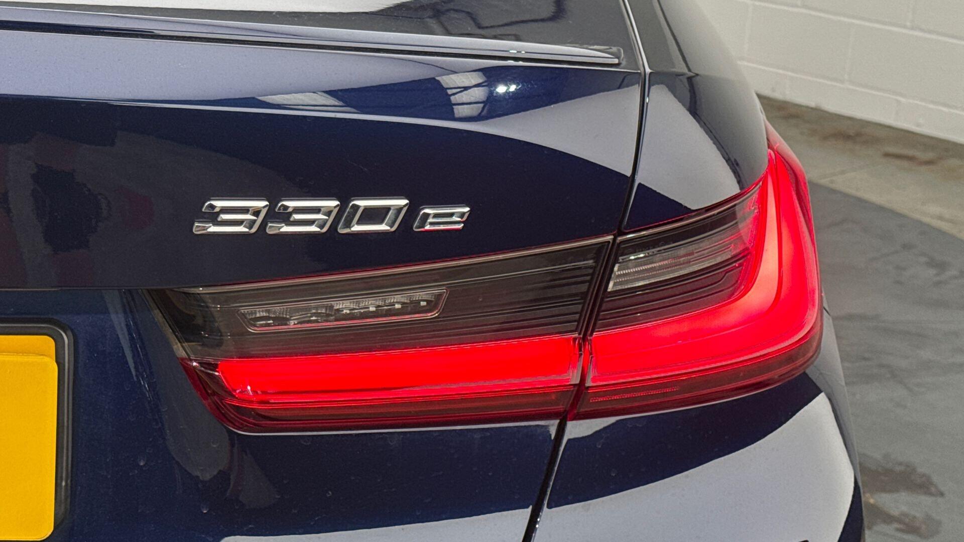 BMW 3 Series view 22