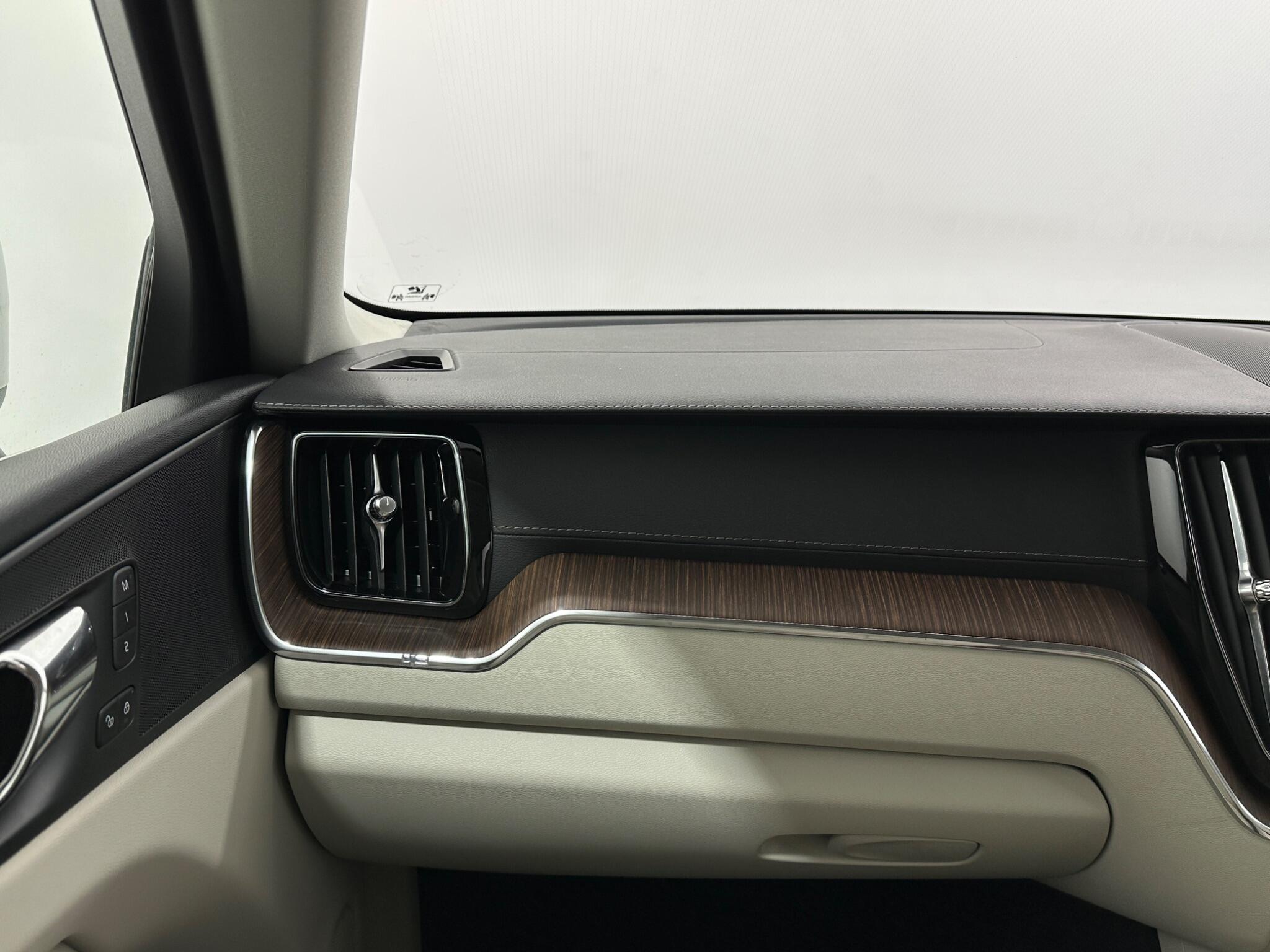 Volvo XC60 view 29