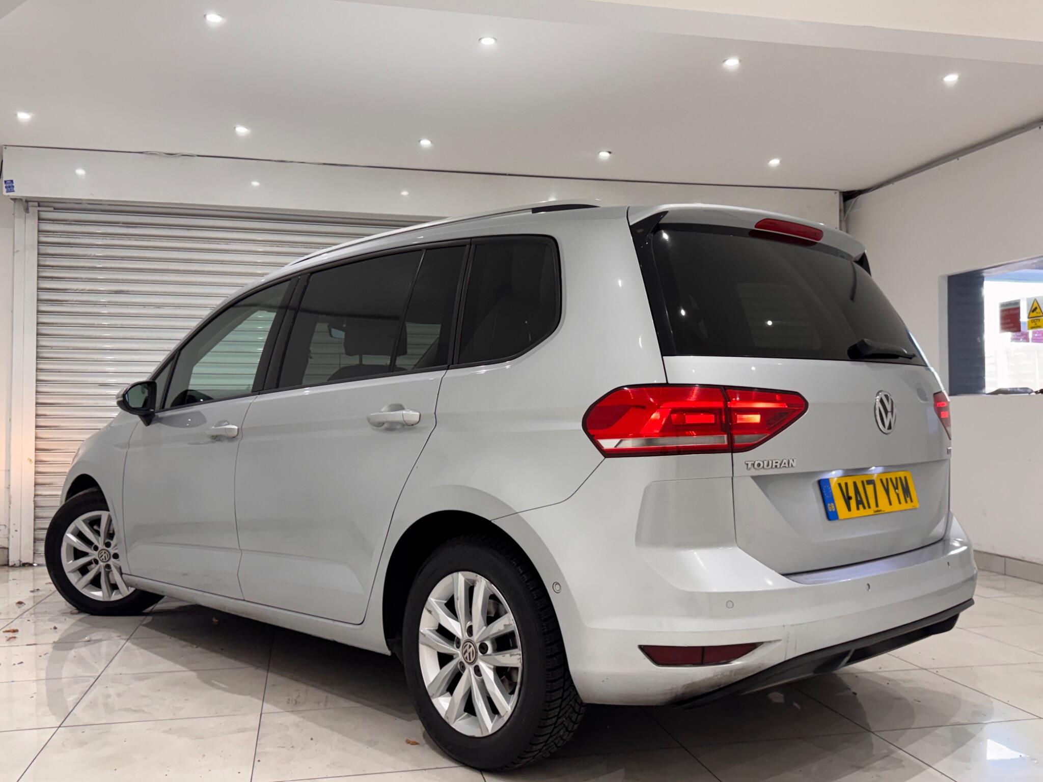 Volkswagen Touran view 5