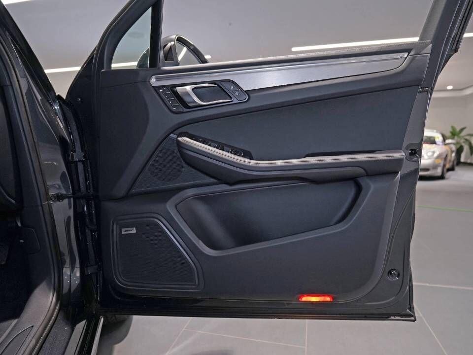 Porsche Macan view 39
