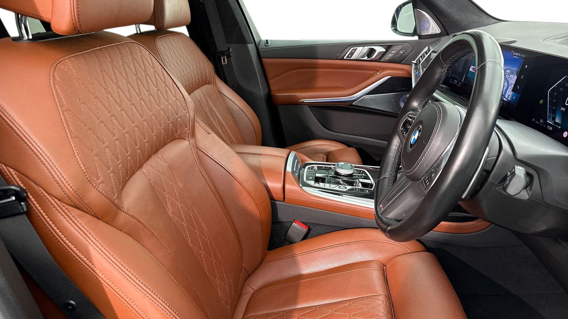 BMW X7 view 11