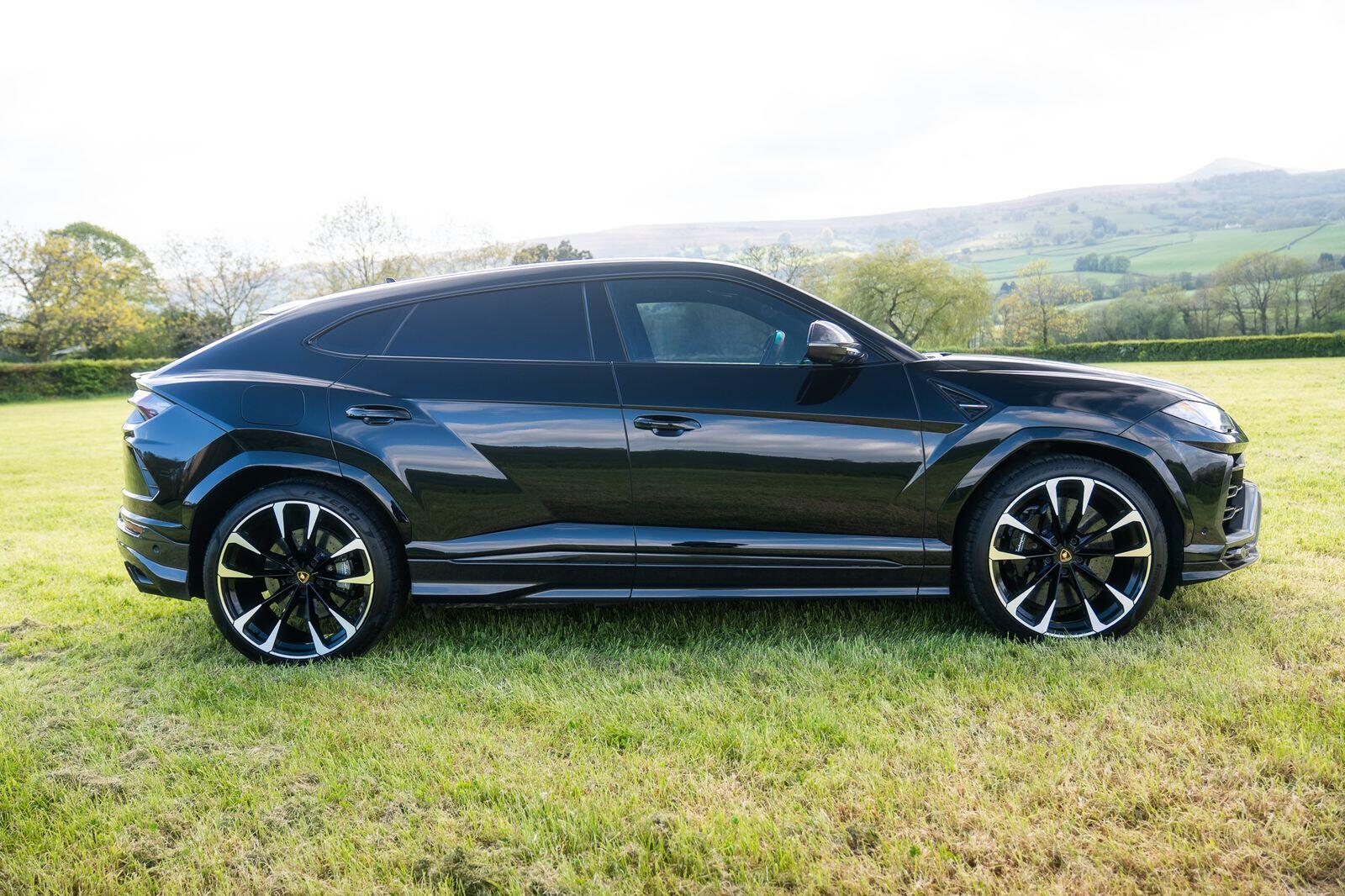 Lamborghini Urus view 4