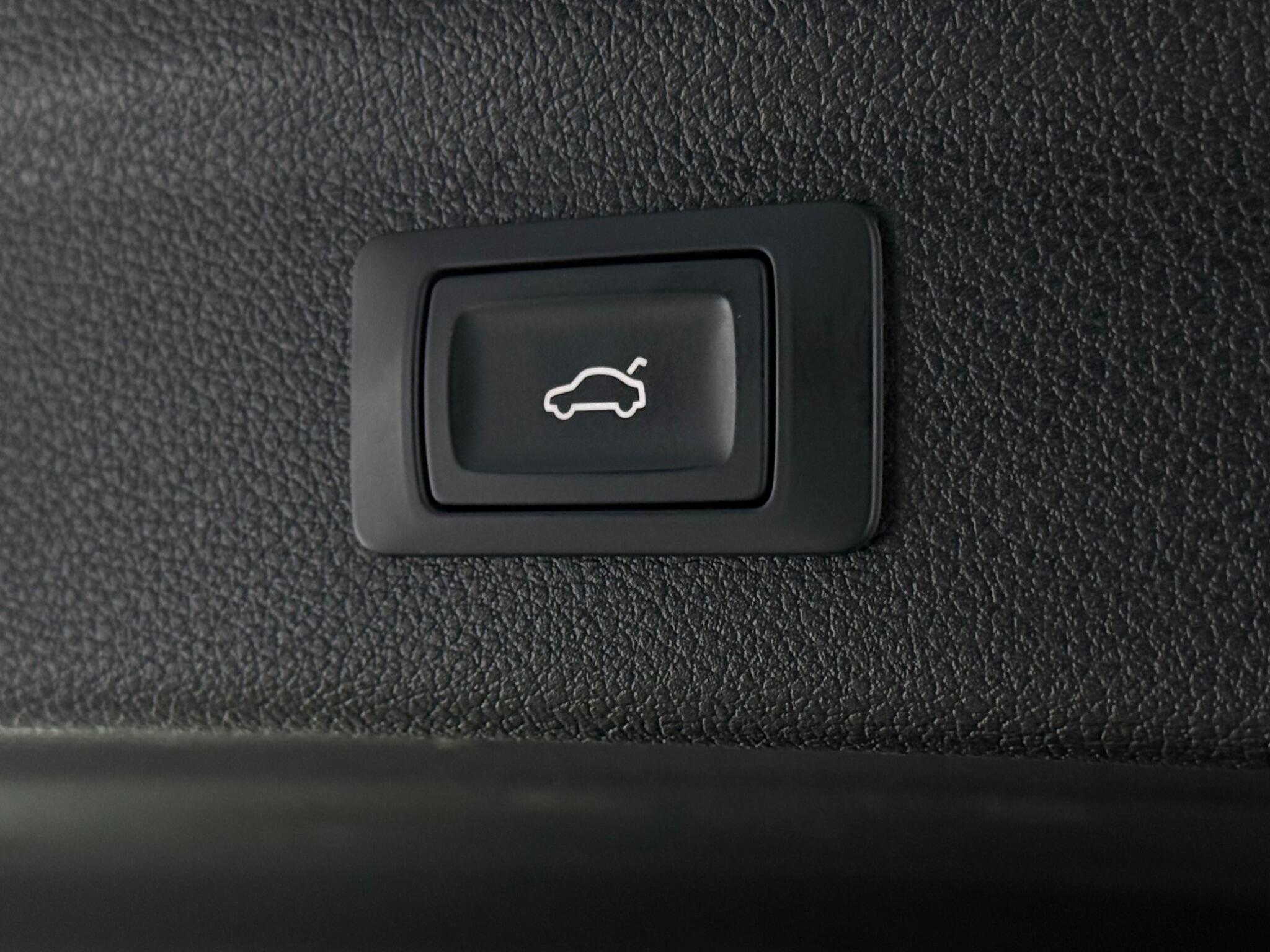 Audi Q3 view 11