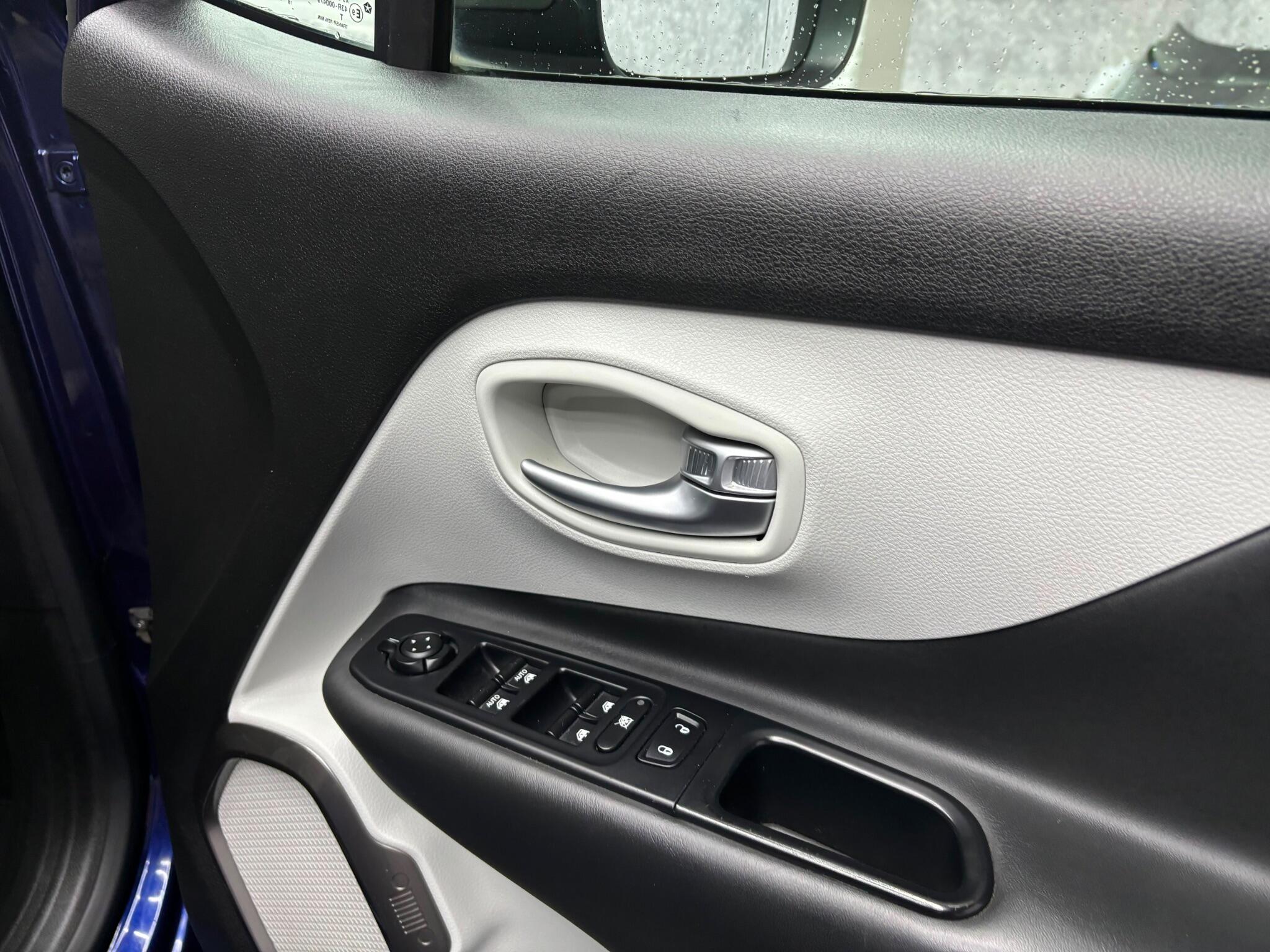 Jeep Renegade view 25